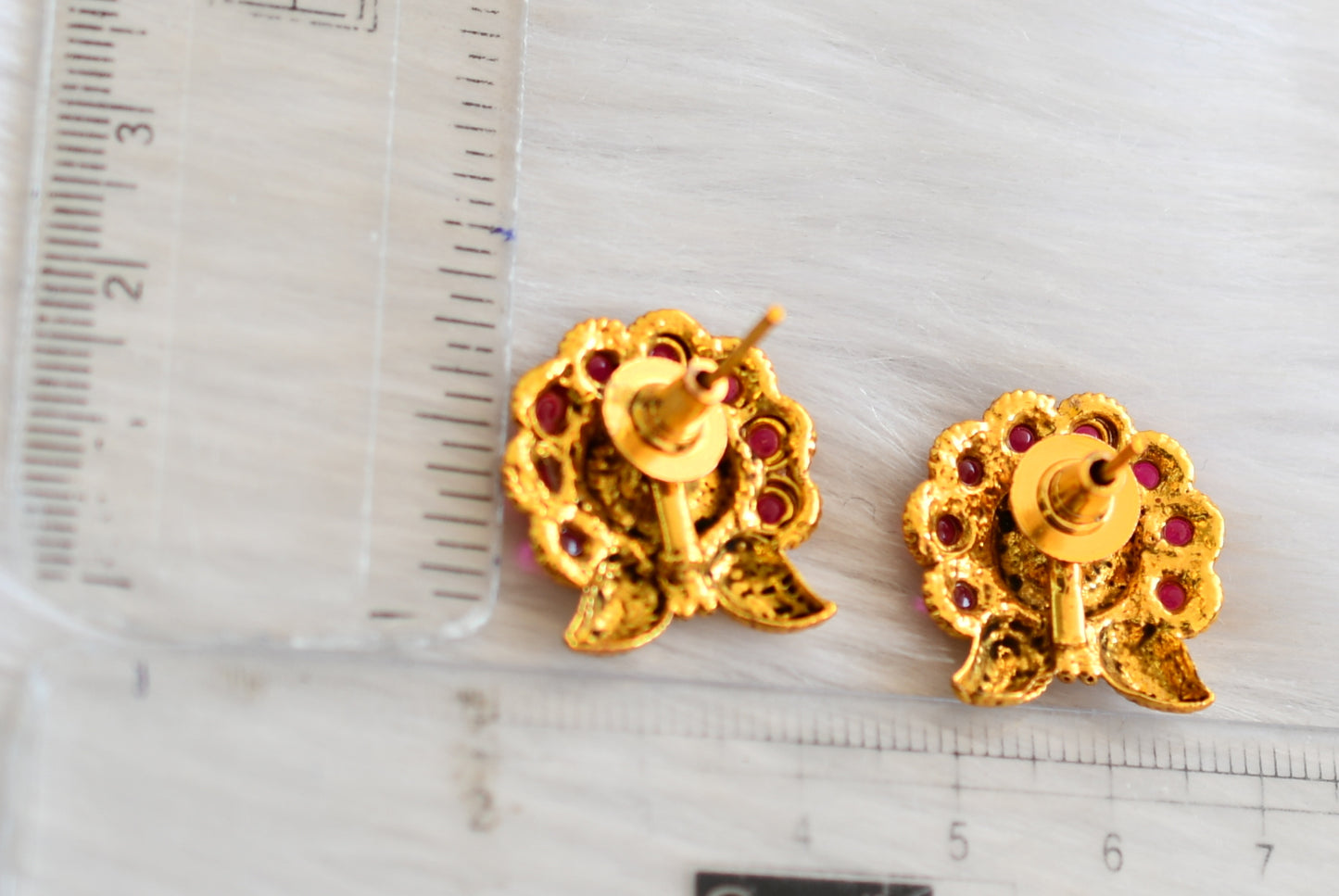 Antique gold tone kemp-green studs dj-02408