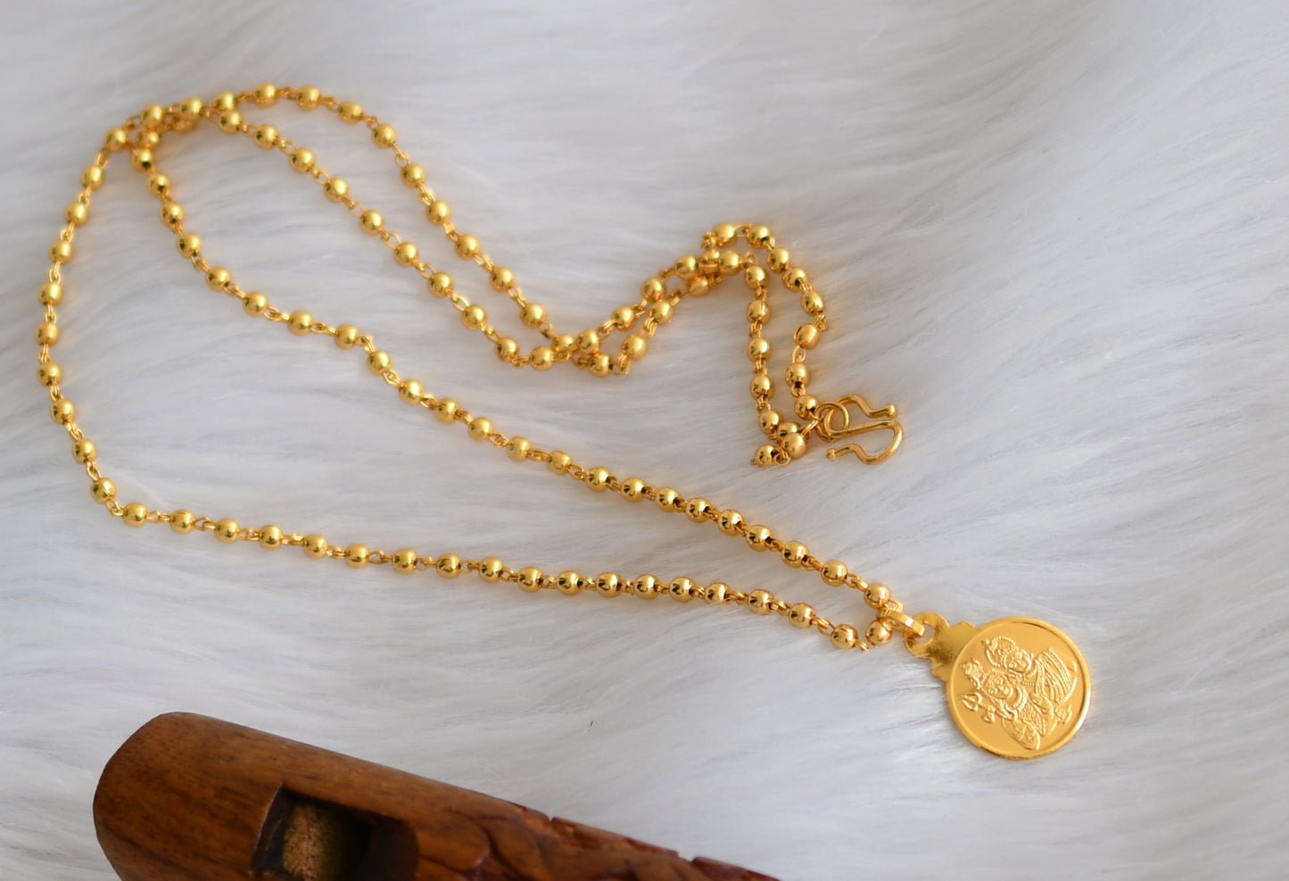 Gold tone Shiva-Parvathi round pendant with chain dj-39389