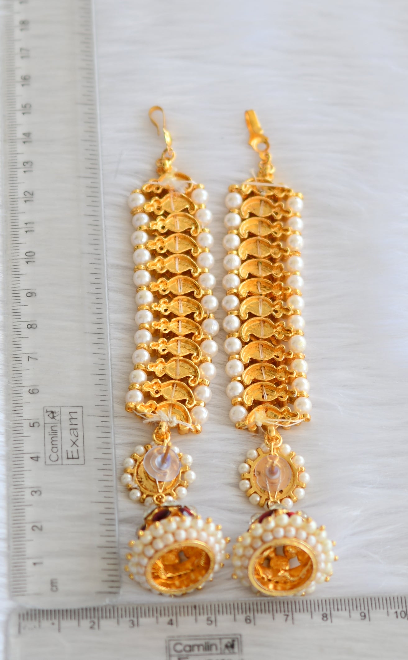Gold tone kemp-green-white pair of jhumkka and side chain dj-39355