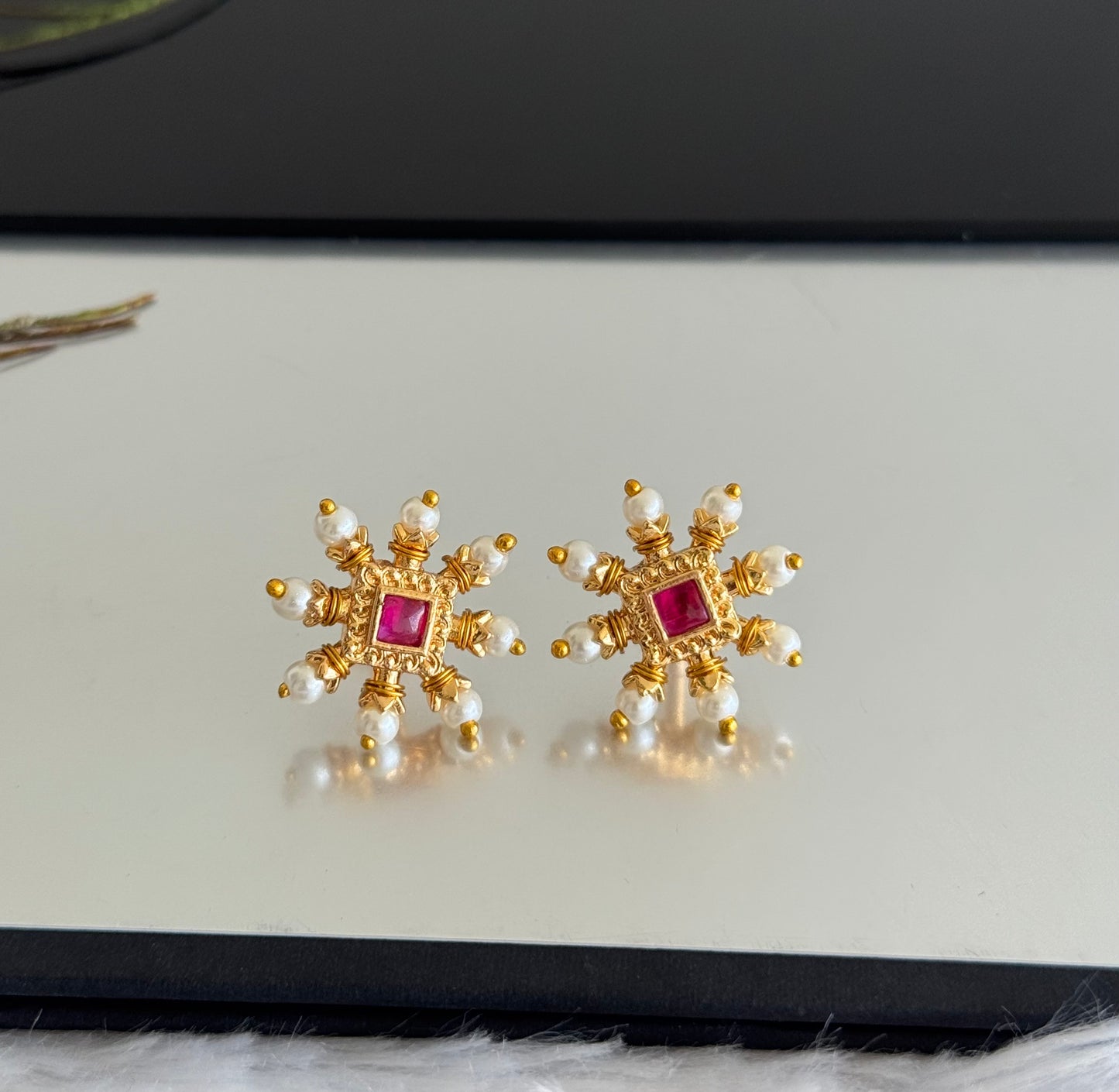 Gold tone pink-pearl square stone beaded stud/earrings dj-51594