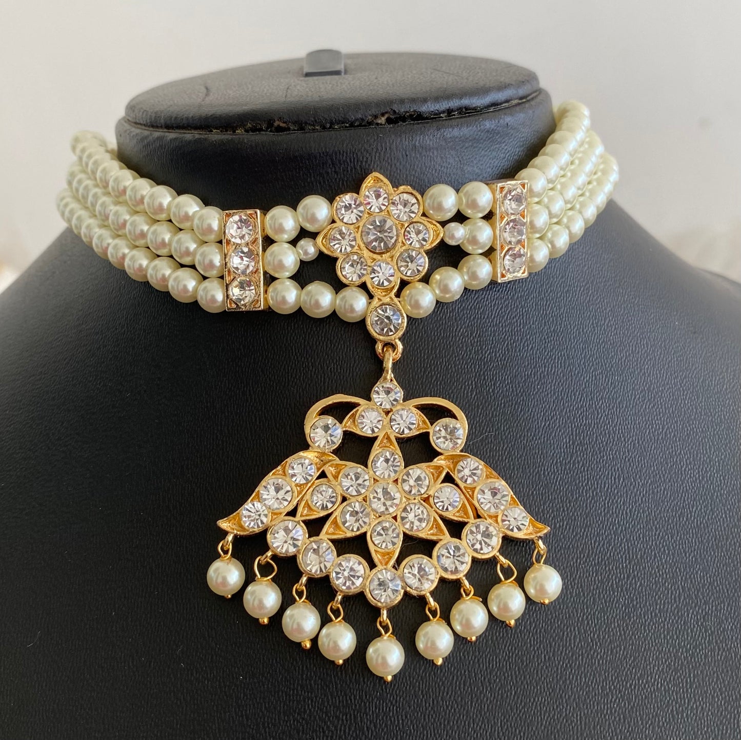 Gold tone precious kemp-green-white pearl reversible flower choker necklace dj-53934