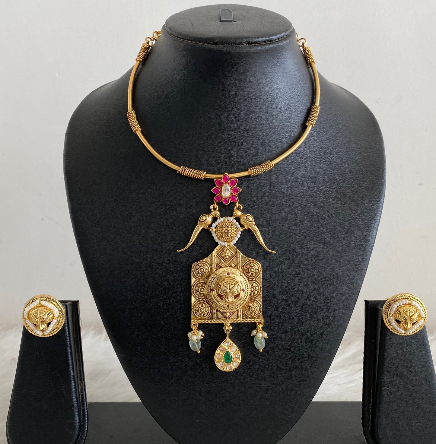 Antique gold tone Kundan jadau lion head pendant hasli necklace set dj-54609