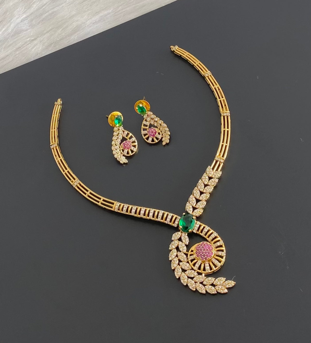Antique gold tone white-pink-green stone kante necklace set dj-54755
