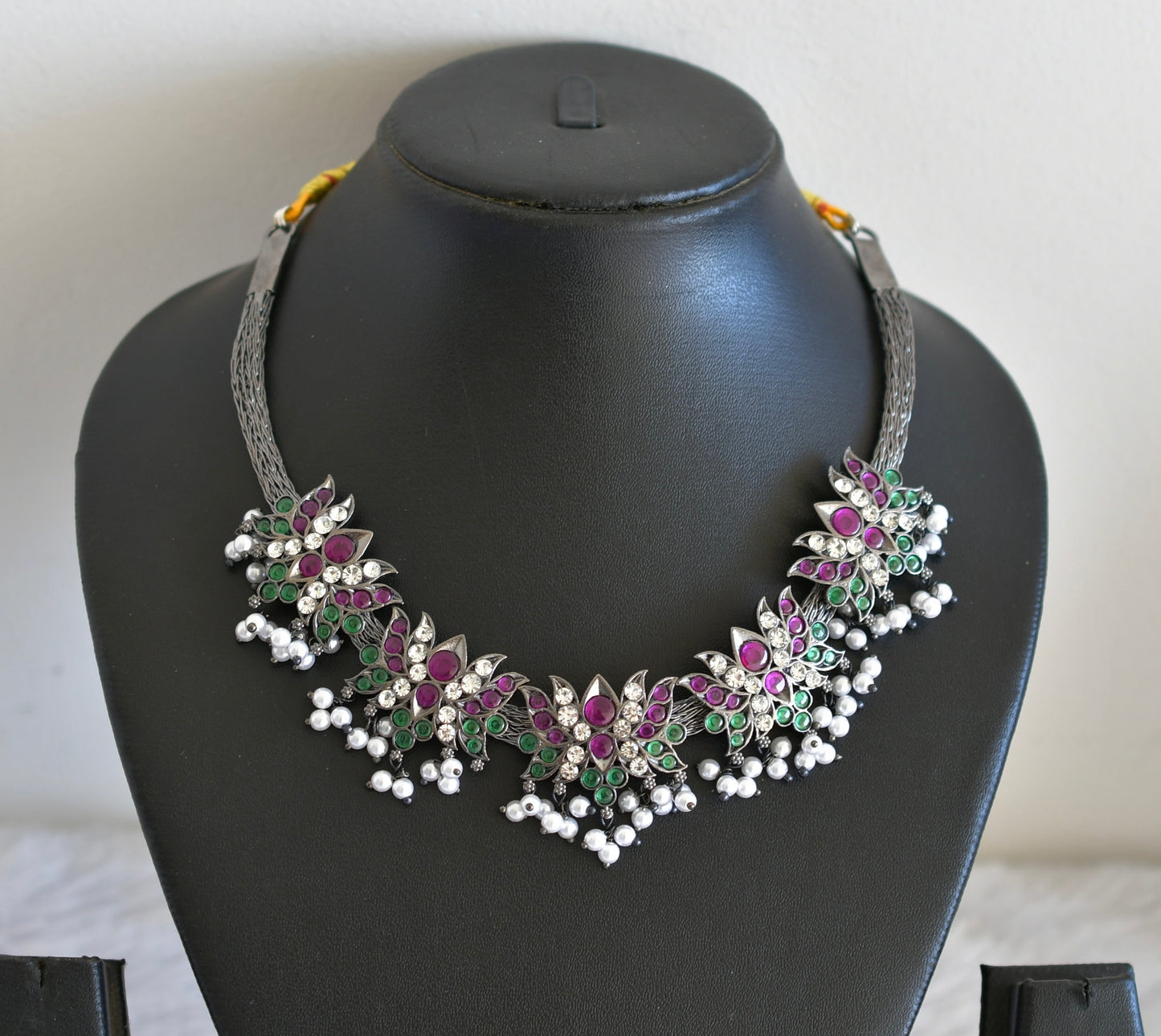 Black finish precious kemp-green pearl lotus necklace dj-52511