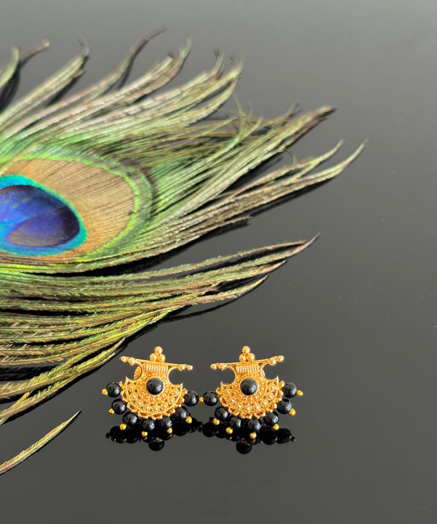 Gold tone black beaded stud/earrings dj-51604