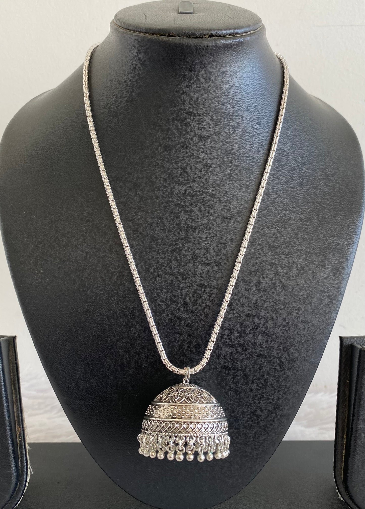 Silver tone pearl jhumkka pendant with chain dj-52945