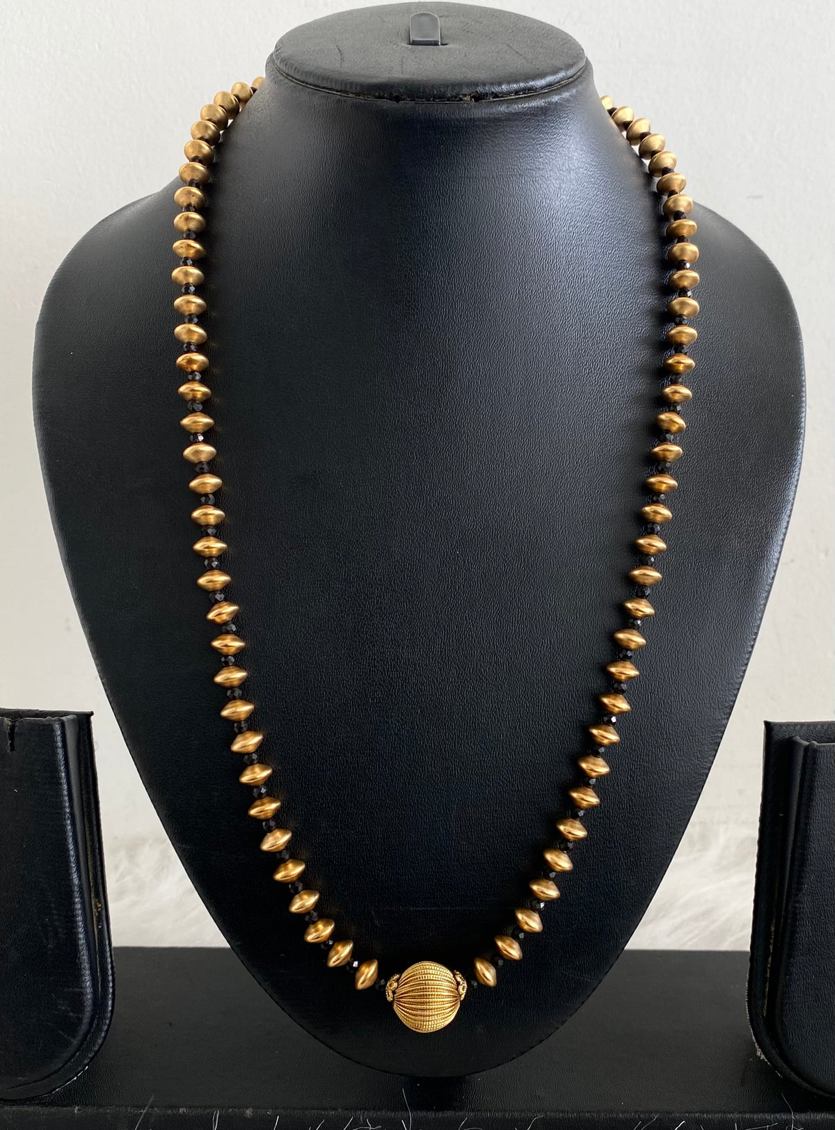 Antique gold tone black beaded mala/short haar dj-54969