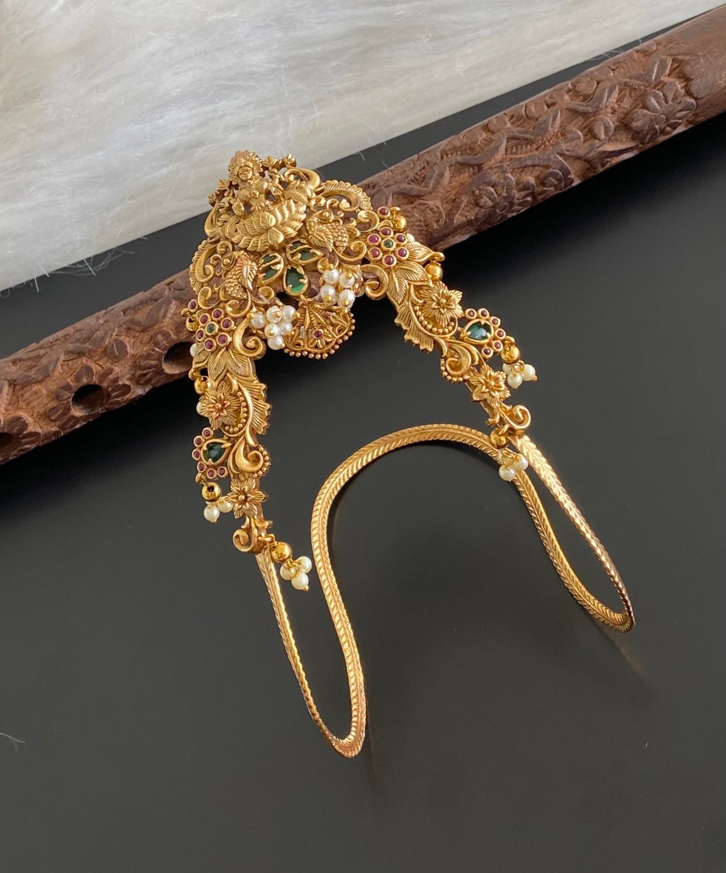 Antique gold tone kemp-green stone lakshmi peacock vanki/bajuband dj-54479