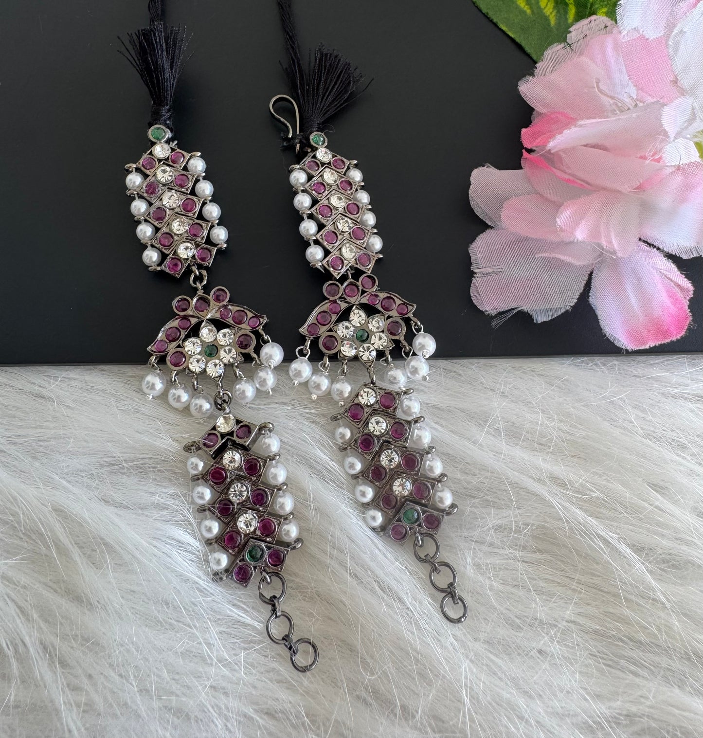 Black finish precious kemp-green-white pearl ear side chain dj-51178