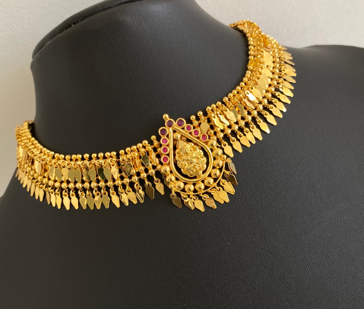 Gold tone kerala style elakka pink stone lakshmi choker necklace dj-54106