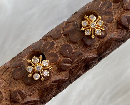 Gold tone white flower stud/earrings dj-53920