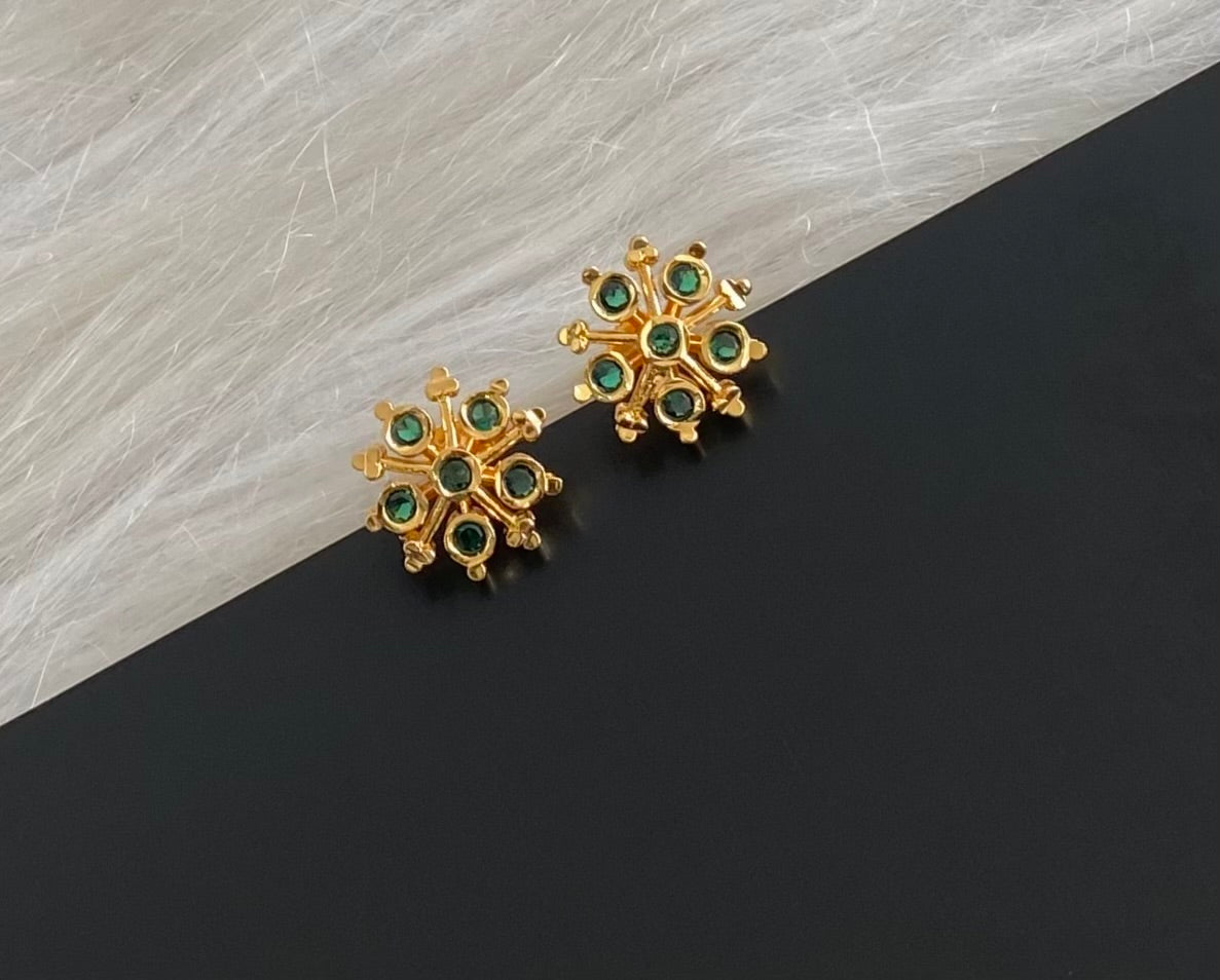 Gold tone green stone flower stud/earrings dj-54899