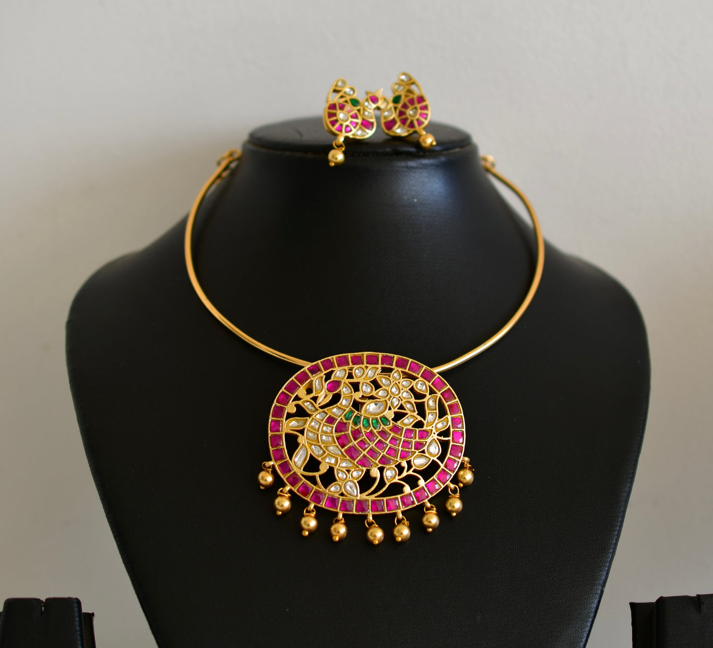Matte gold tone pink-green kundan jadau big peacock pendant hasli necklace set dj-52600