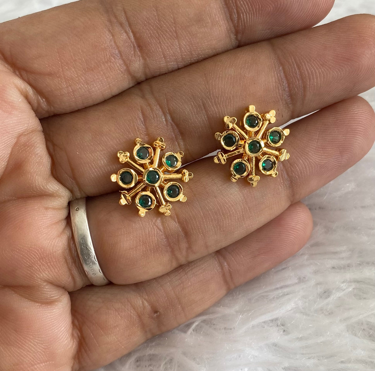 Gold tone green stone flower stud/earrings dj-54899