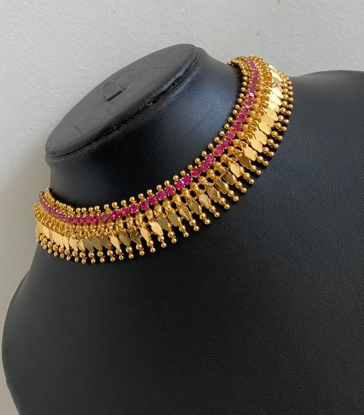 Gold tone ad pink stone elakka thali choker necklace dj-55107