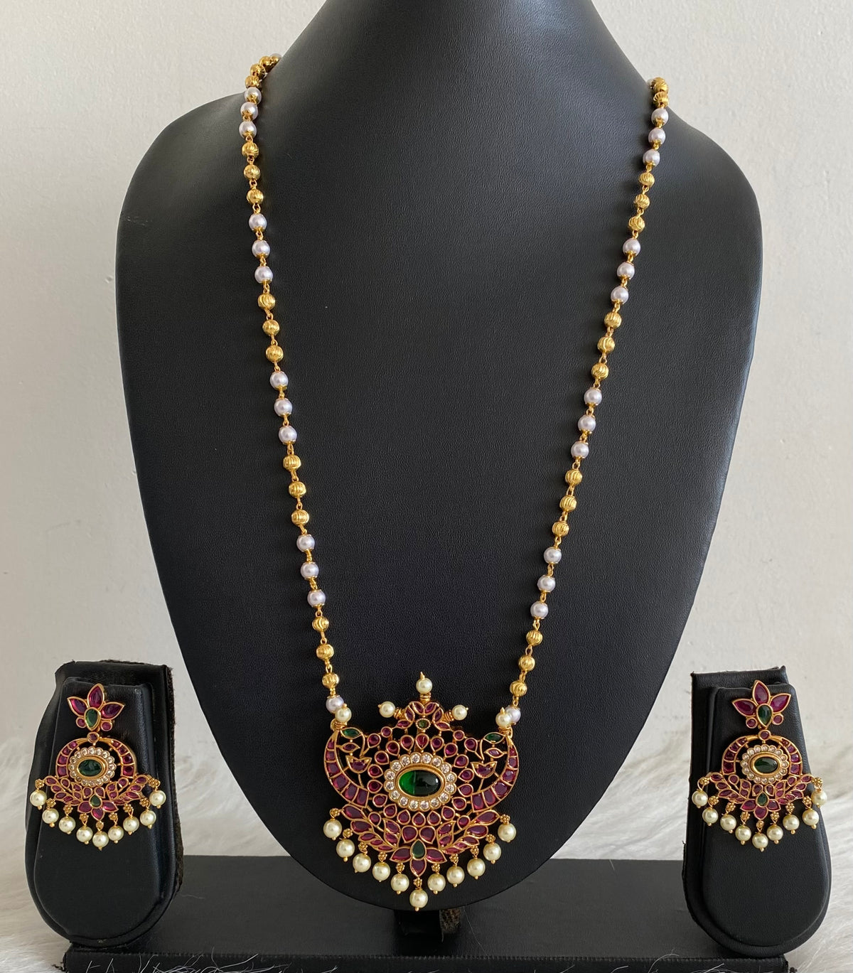 Antique gold tone pearl chain with kemp-green-white stone pendant set dj-55114