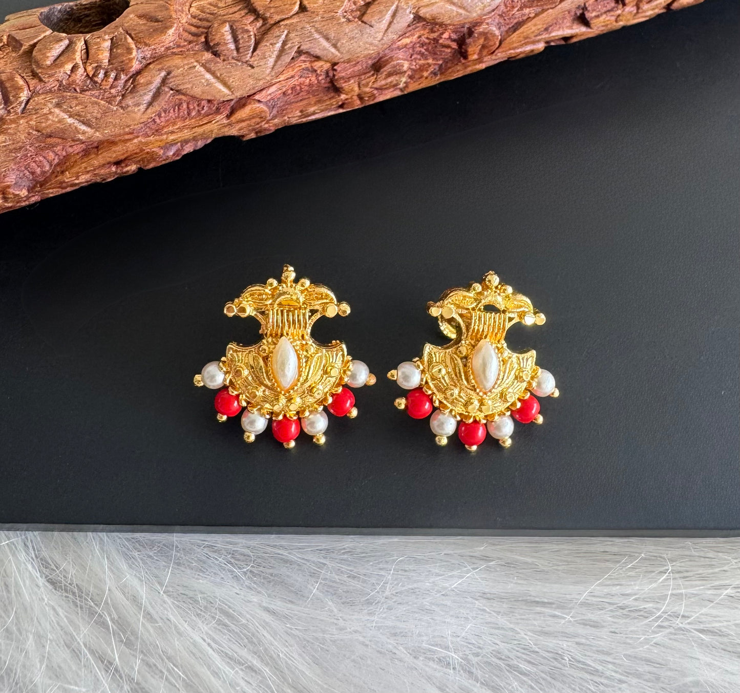 Gold tone coral-pearl beaded stud/earrings dj-51259