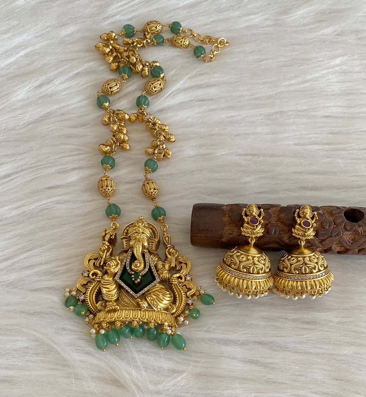 Antique gold tone beaded chain with green stone ganesha pendant set dj-55120
