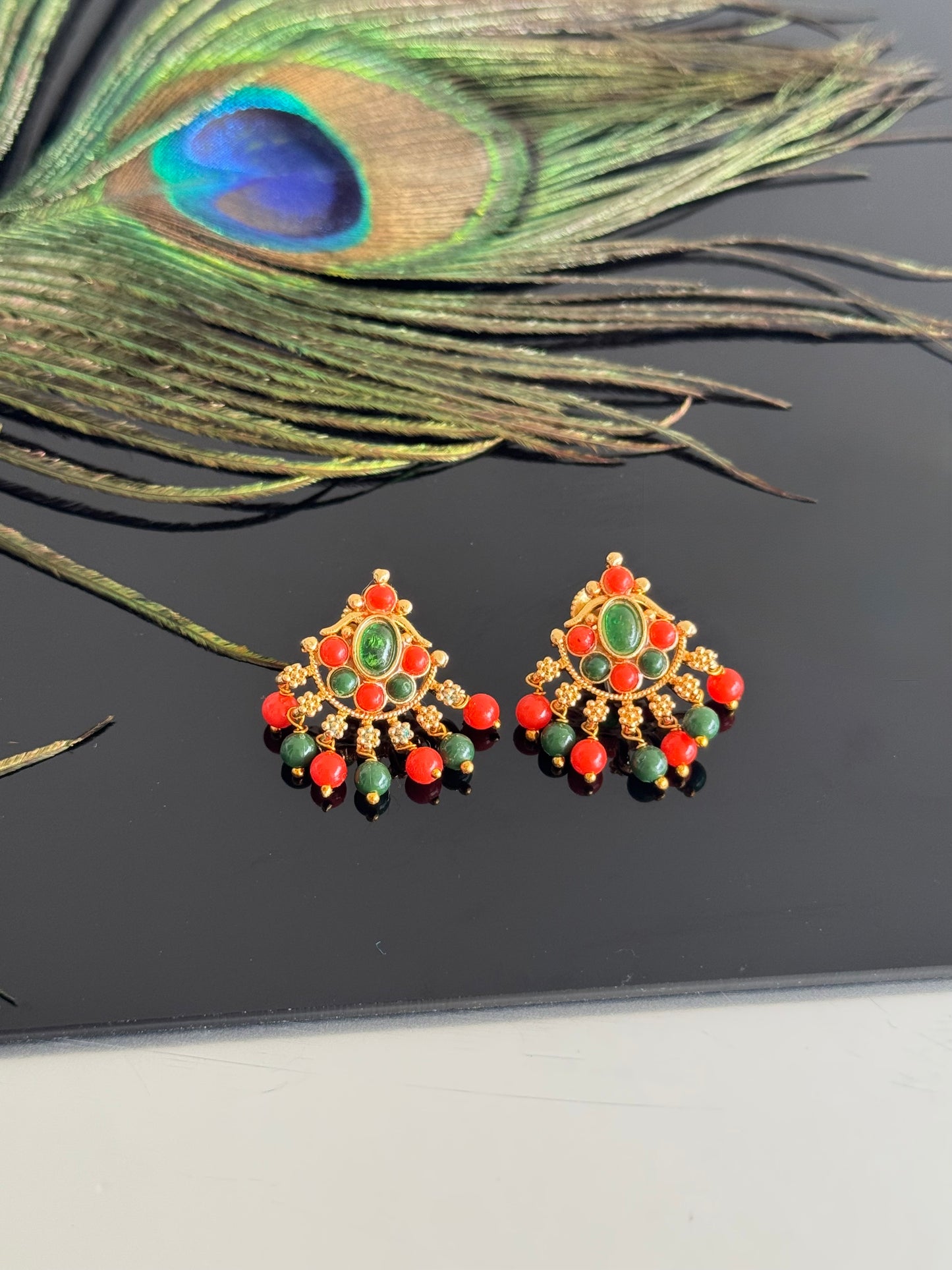 Gold tone coral-green beaded stud/earrings dj-51615