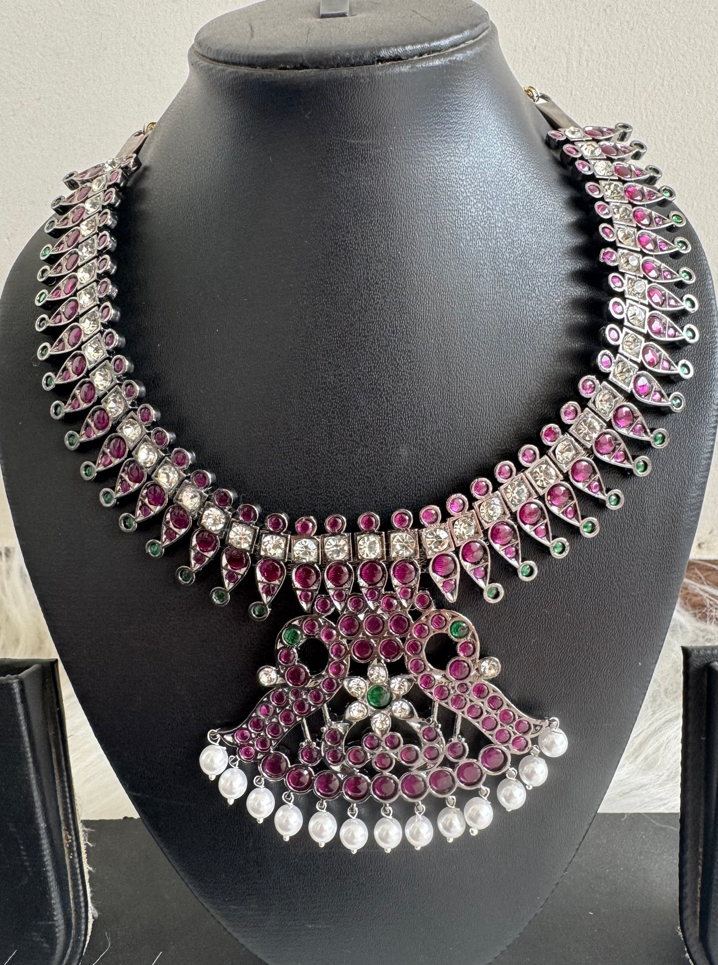 Black finish precious kemp pearl peacock necklace dj51026