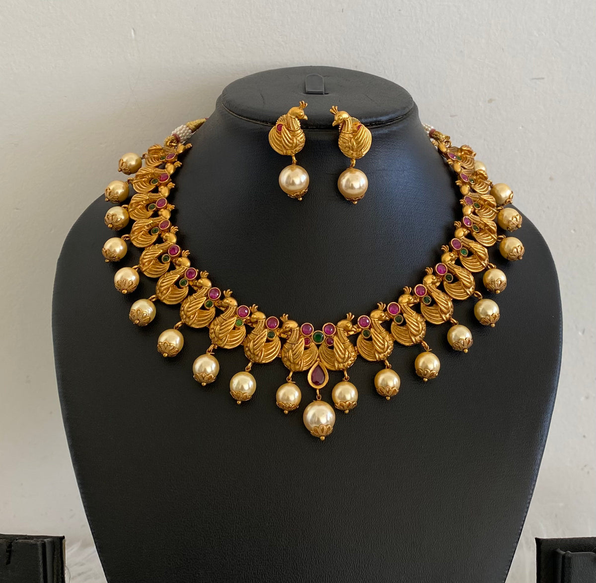 Matte finish ruby-green pearl swan necklace set dj-09246