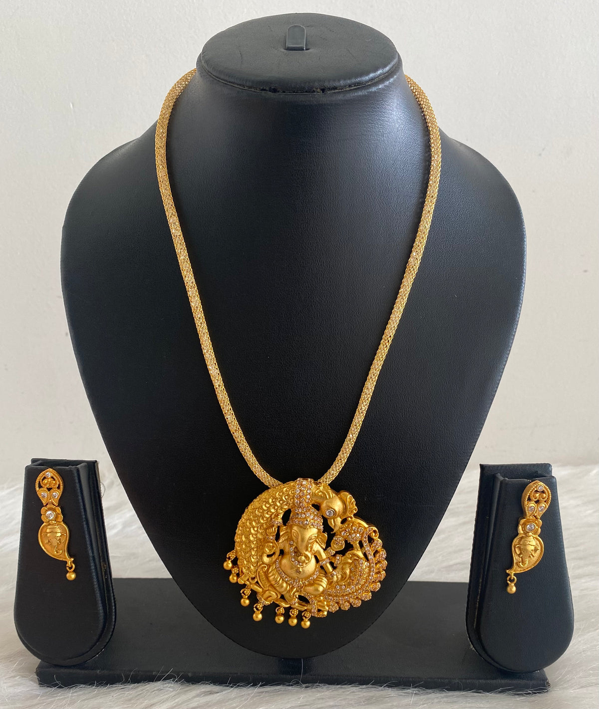 Matte finish white Ganesha necklace set dj-09394