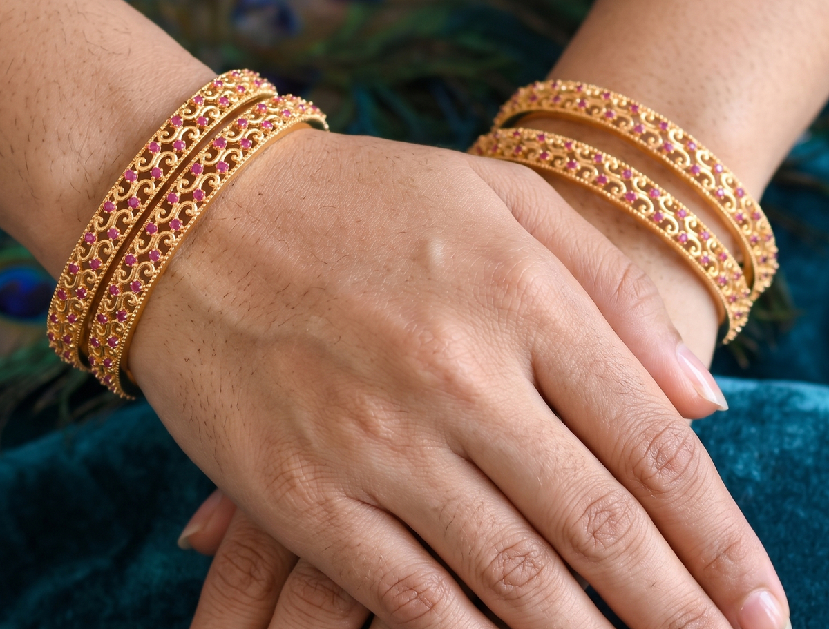 Gold tone Ruby Set Of 4 Bangles(2.6) dj-09532