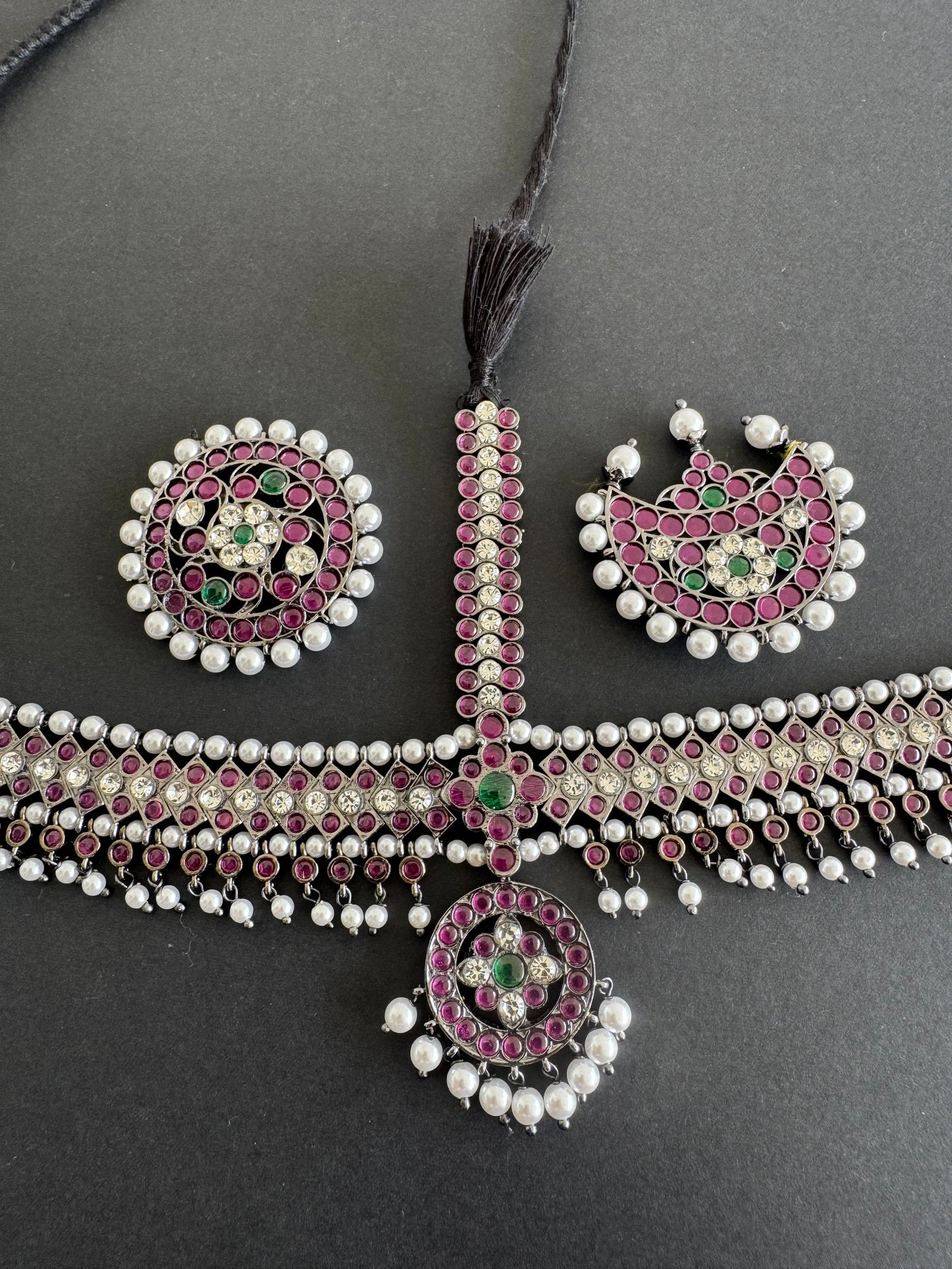 Black finish precious kemp-green-white pearl head set with sun-moon dj-50880