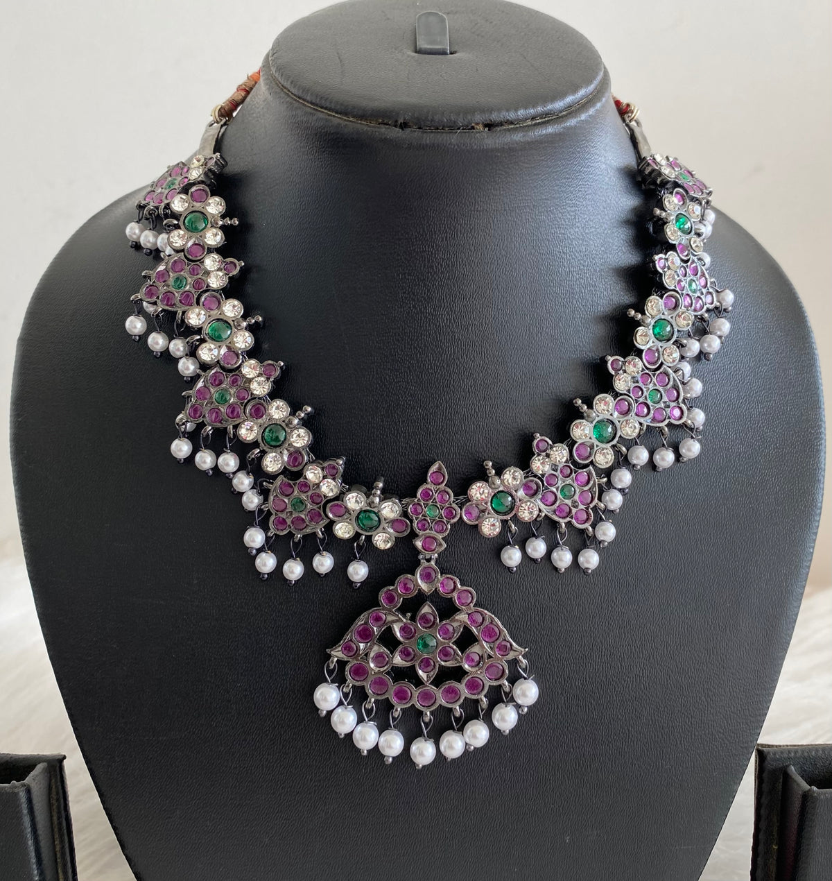 Black finish precious kemp-green-white pearl necklace dj-54937