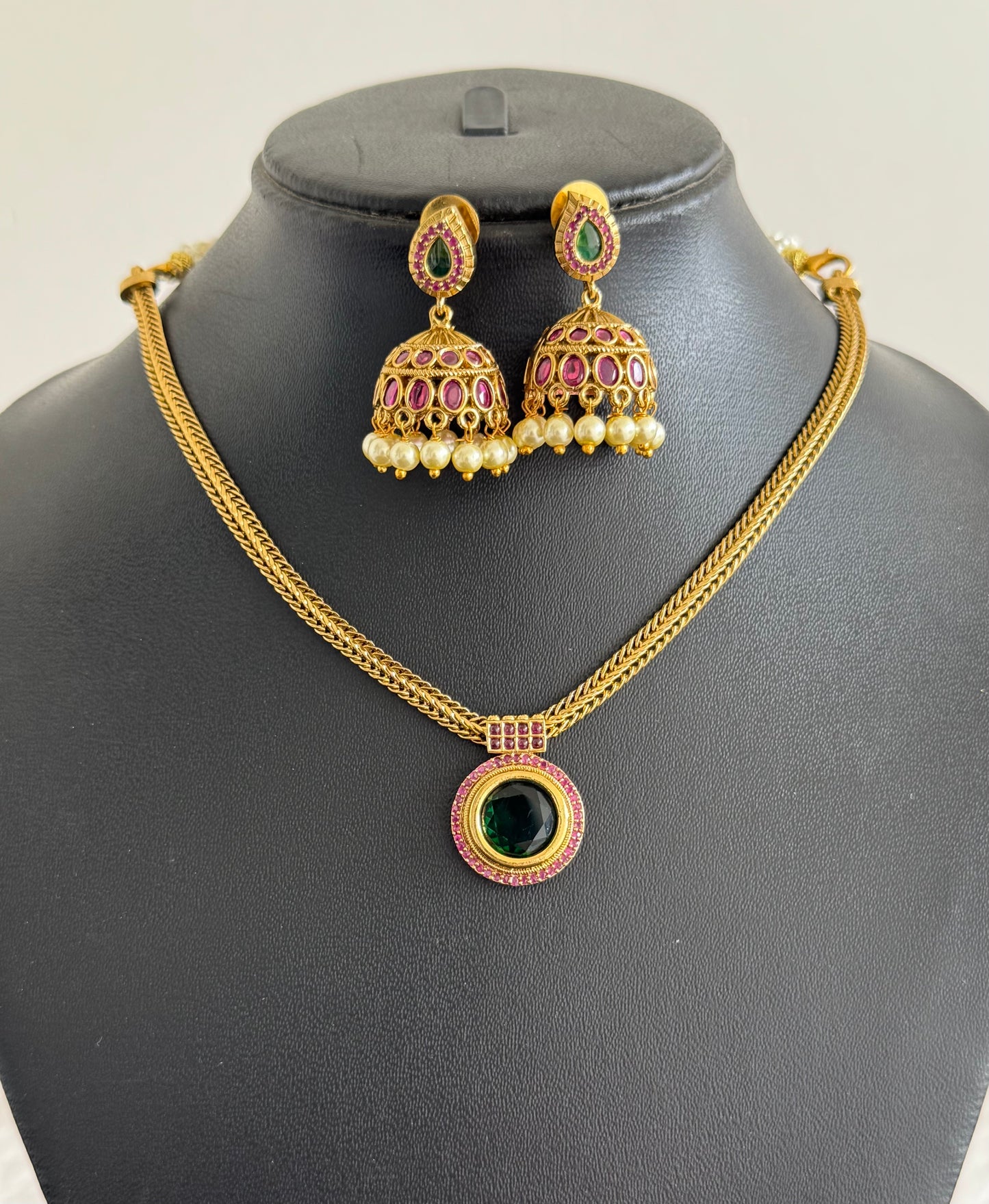 Antique gold tone kemp-green kerala style round necklace set dj-52078