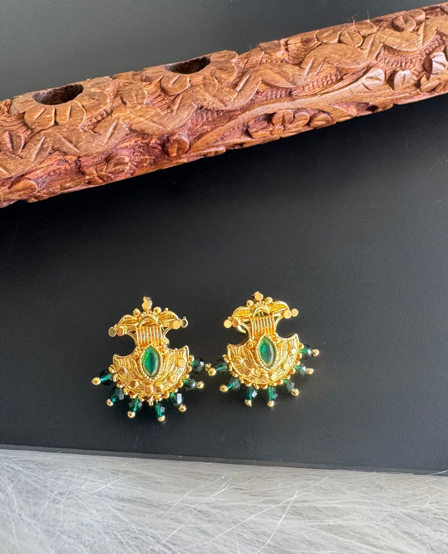 Gold tone green beaded stud/earrings dj-51261