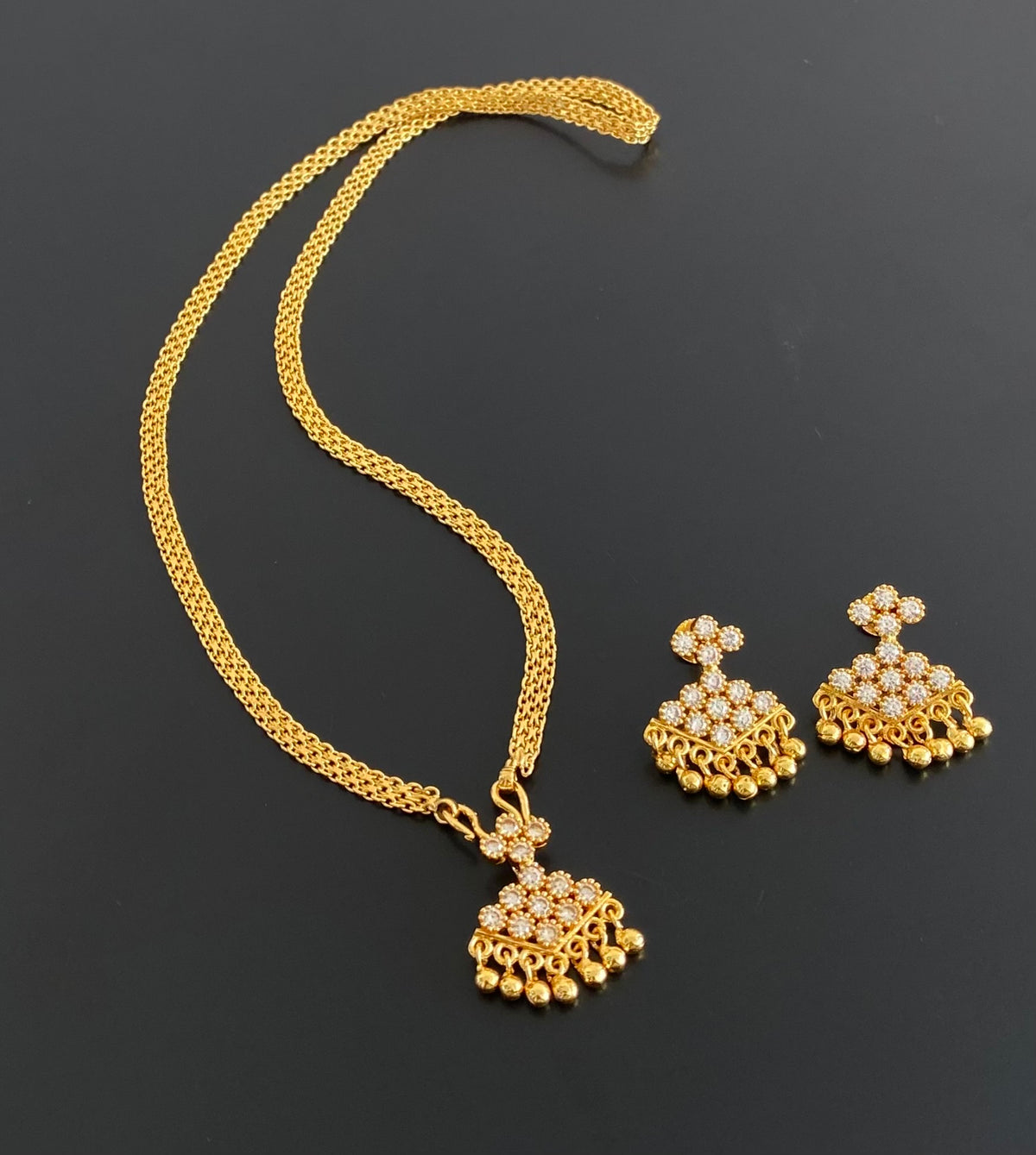 Gold tone 18 inches chain with white stone pathakkam pendant set dj-54912