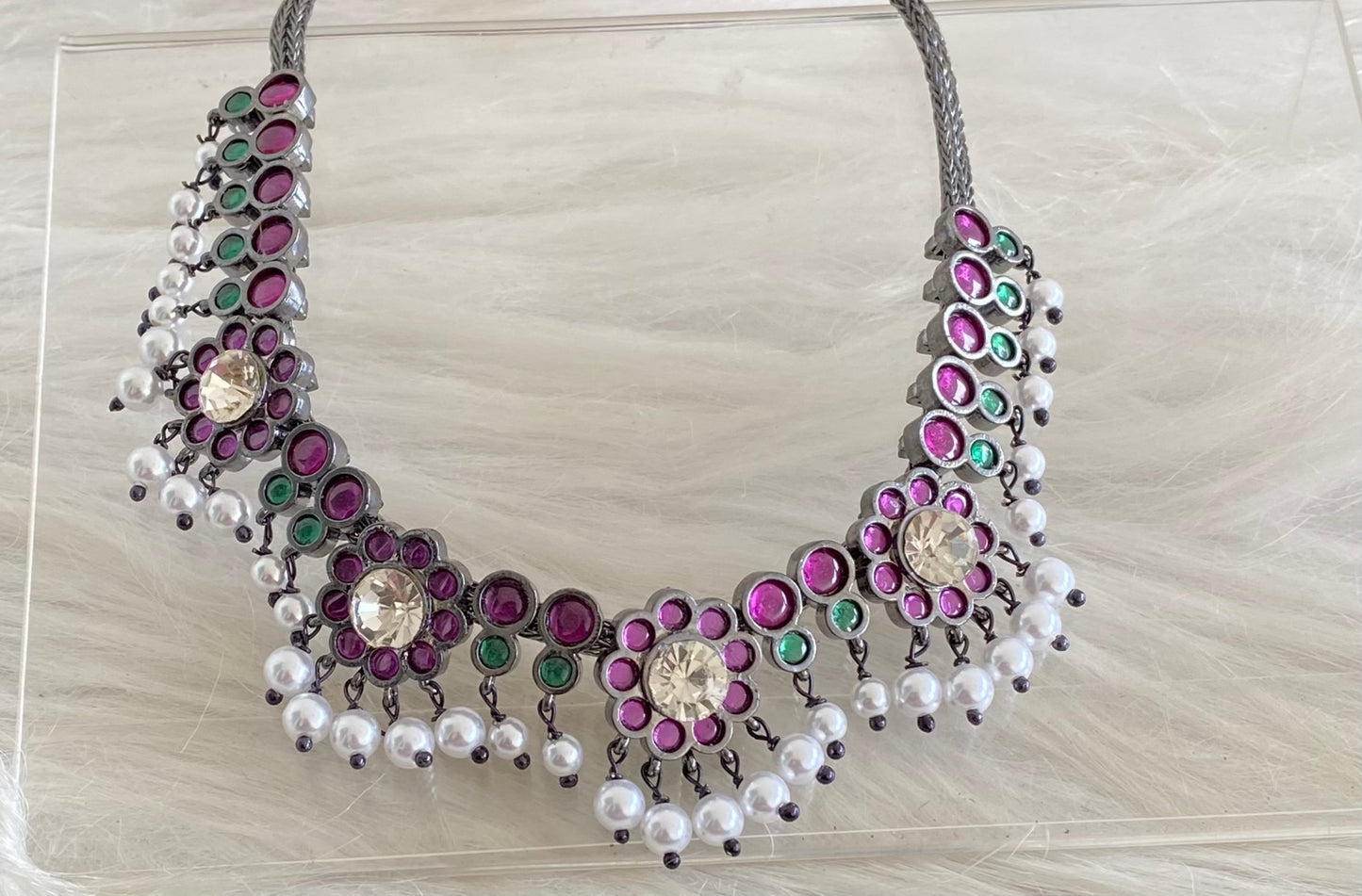 Black finish precious kemp-green-white pearl flower necklace dj-53950