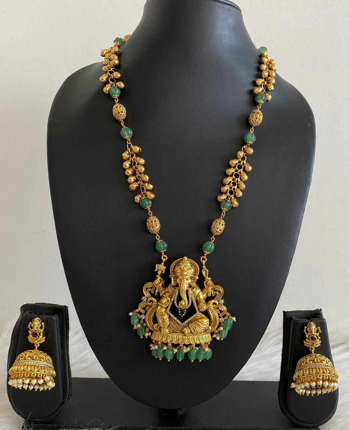 Antique gold tone beaded chain with green stone ganesha pendant set dj-55120