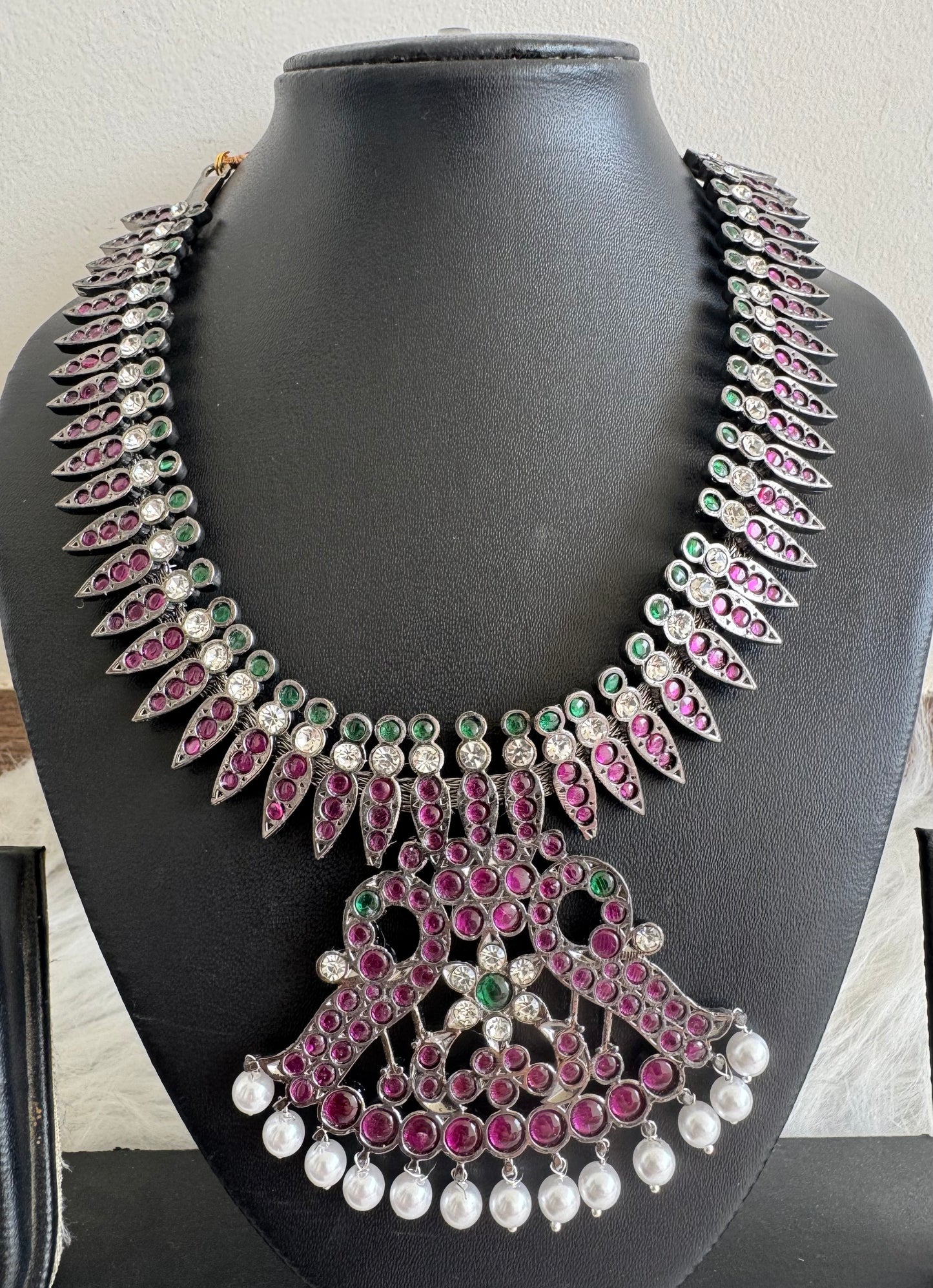 Black finish precious kemp pearl peacock necklace dj51027