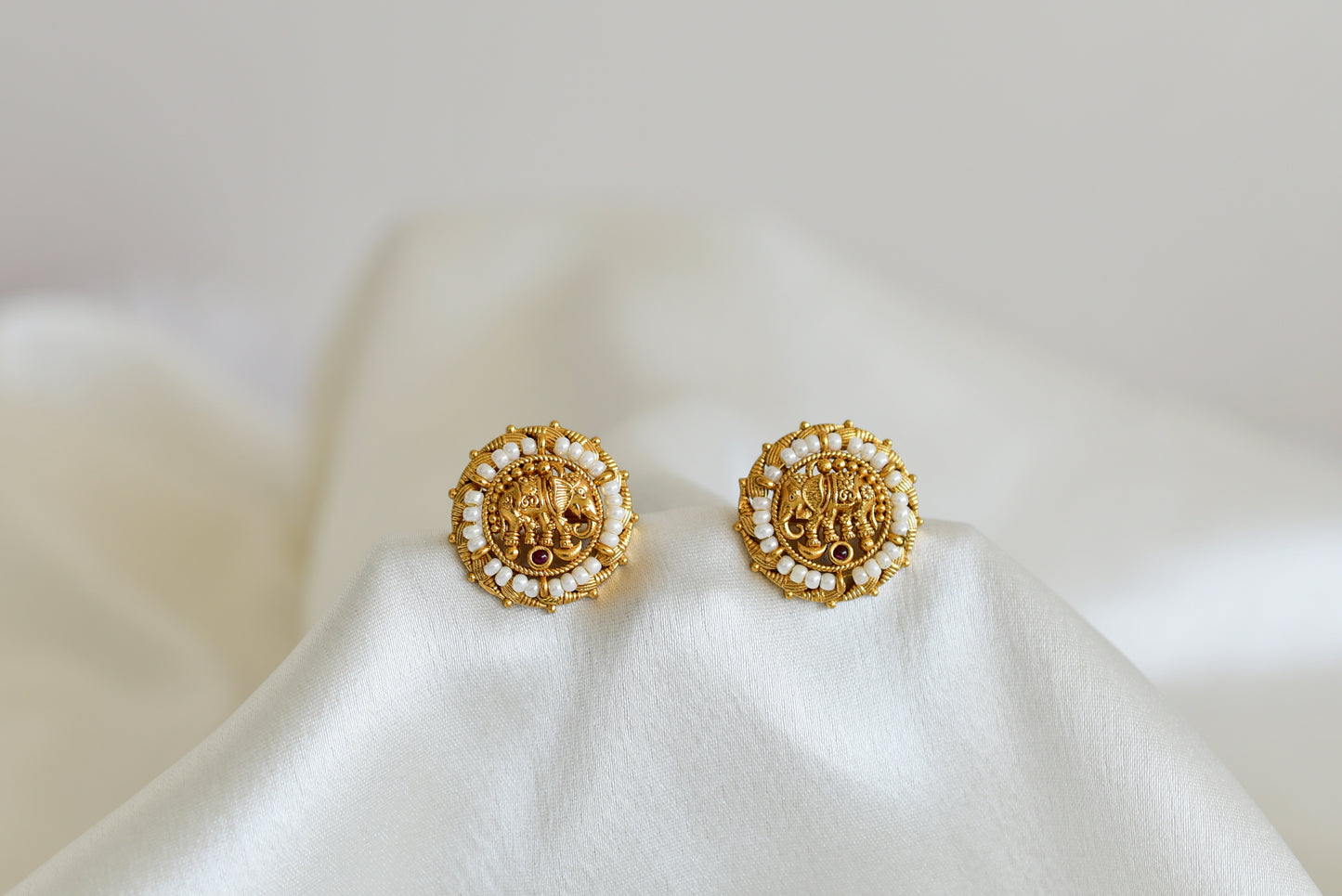 Antique gold tone pink pearl elephant stud/earrings dj-52570