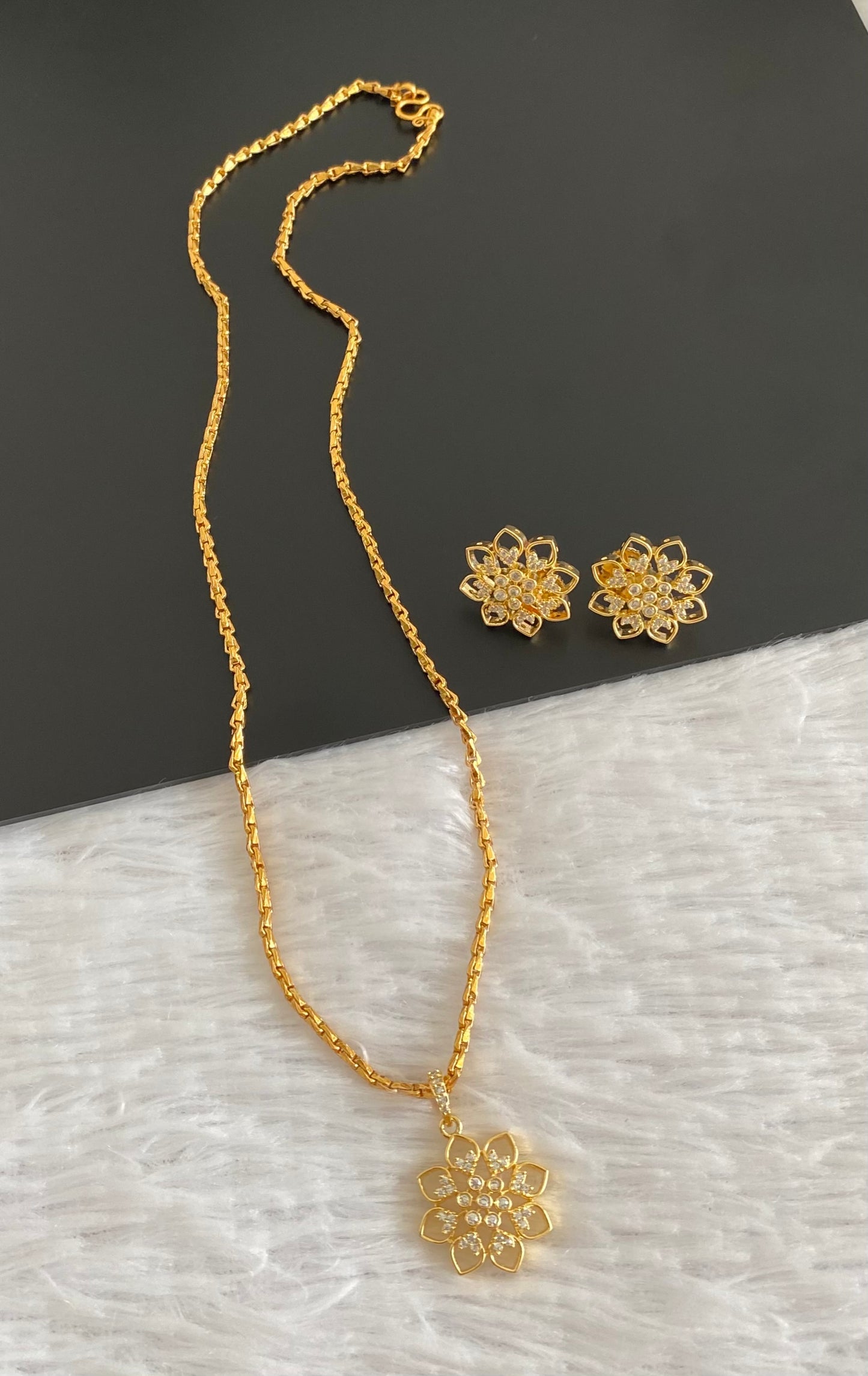 Gold tone 18 inches chain with white stone flower pendant set dj-54027