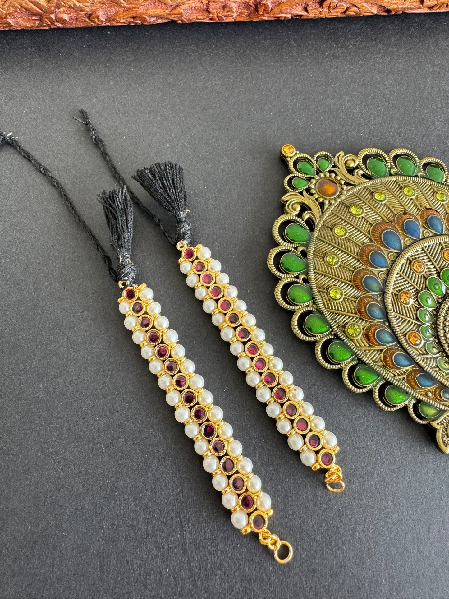 Gold tone precious kemp-green-white stone pearl ear side chain dj-52267