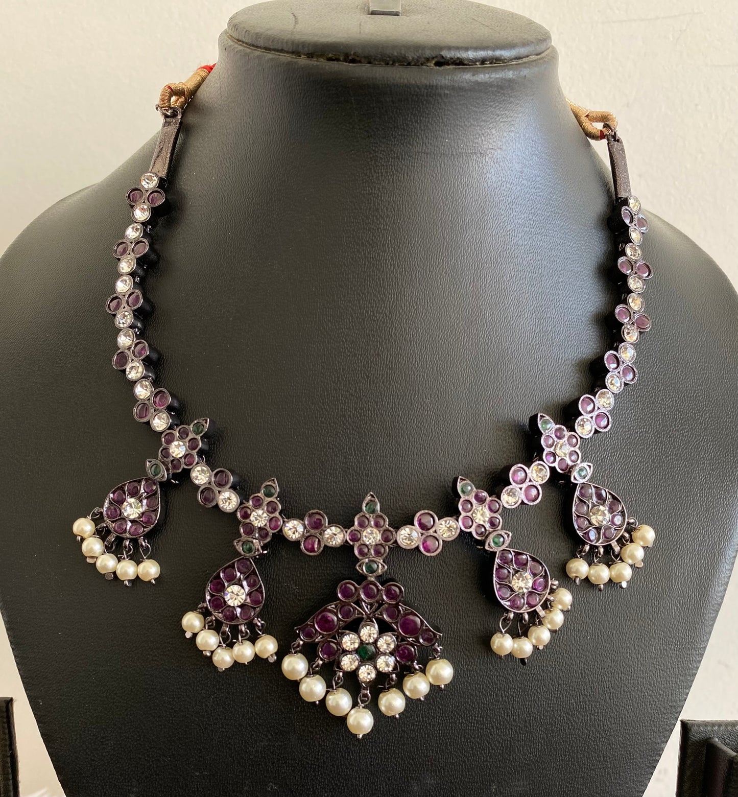 Black finish precious kemp-green-white pearl necklace dj-53242