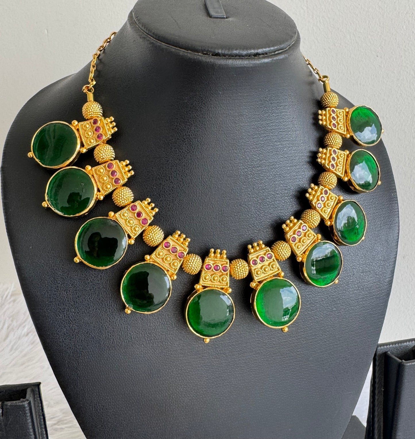 Gold tone green-pink kerala style round necklace dj-51715