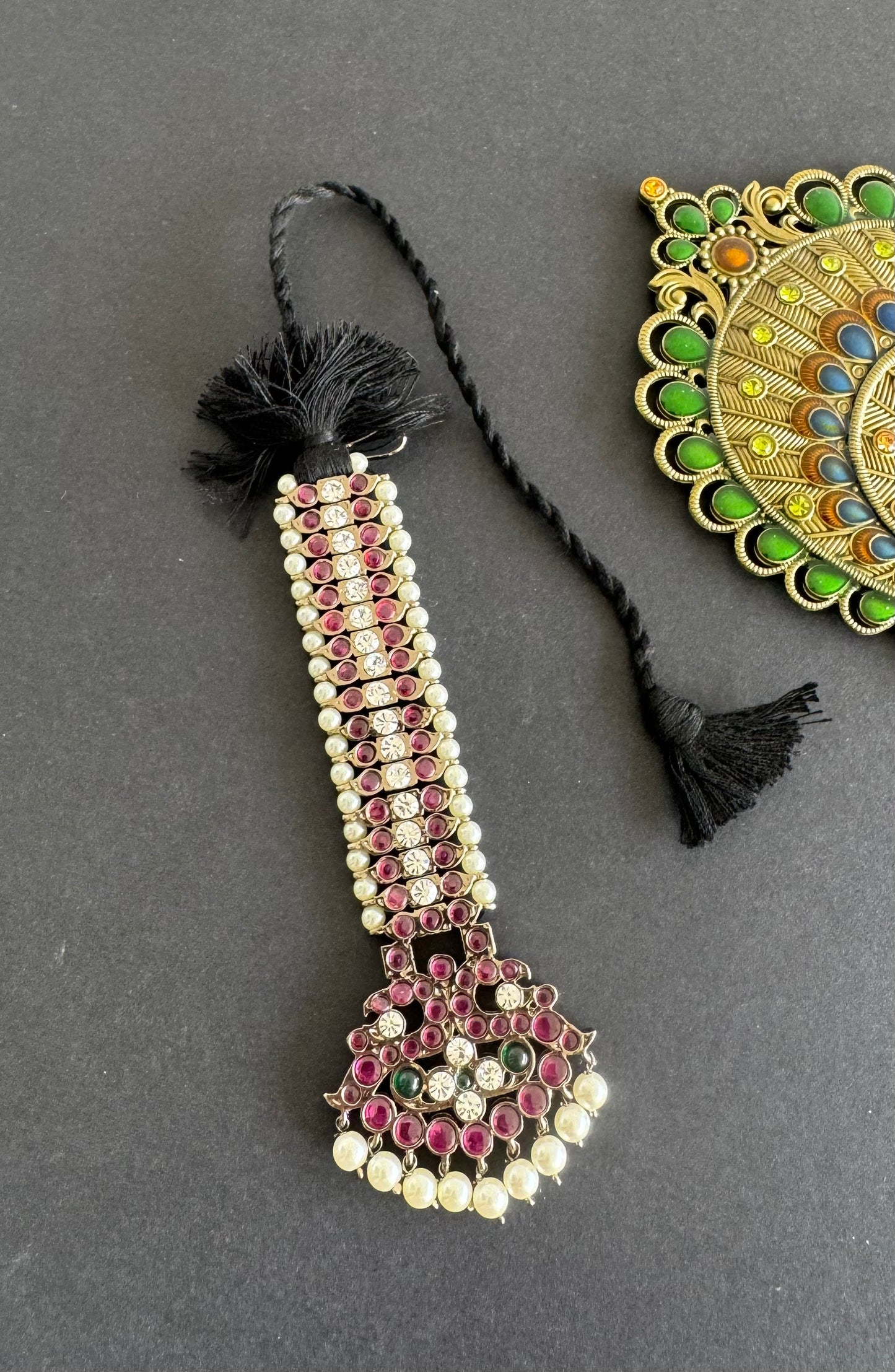 Black finish precious kemp-green-white pearl peacock tikka dj-52008