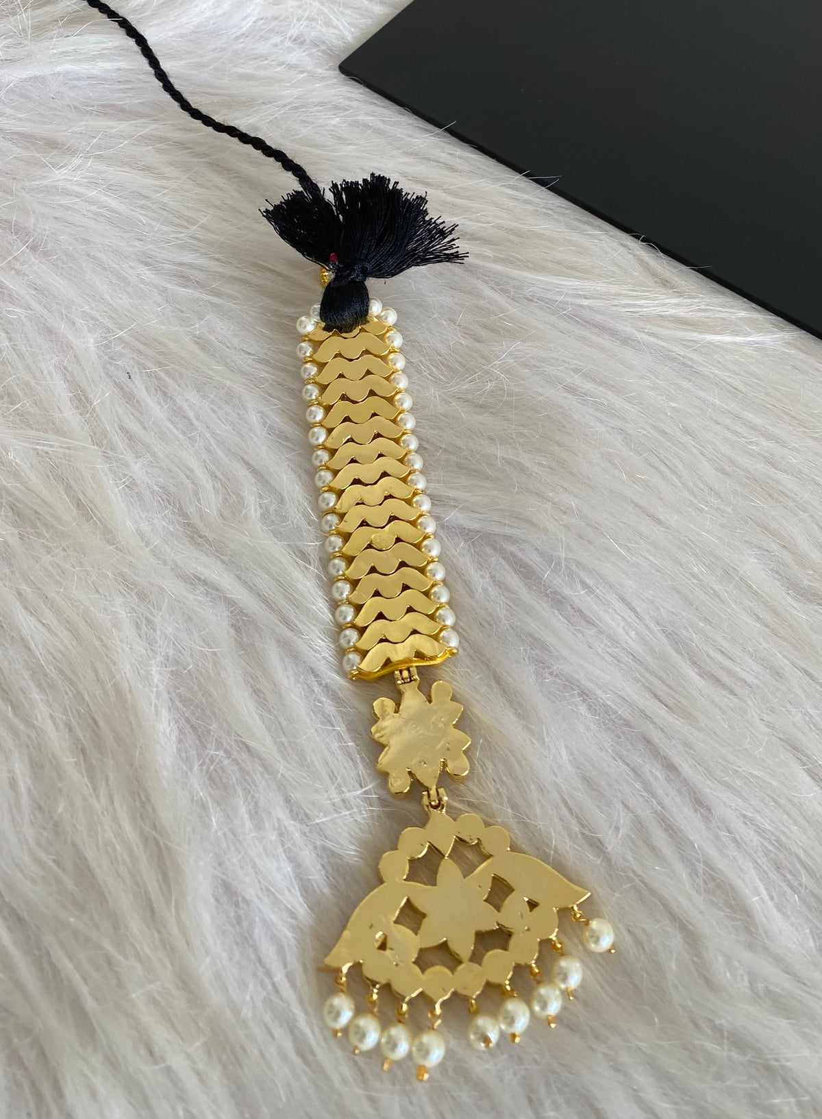 Gold tone precious kemp-green-white flower pearl tikka dj-54712