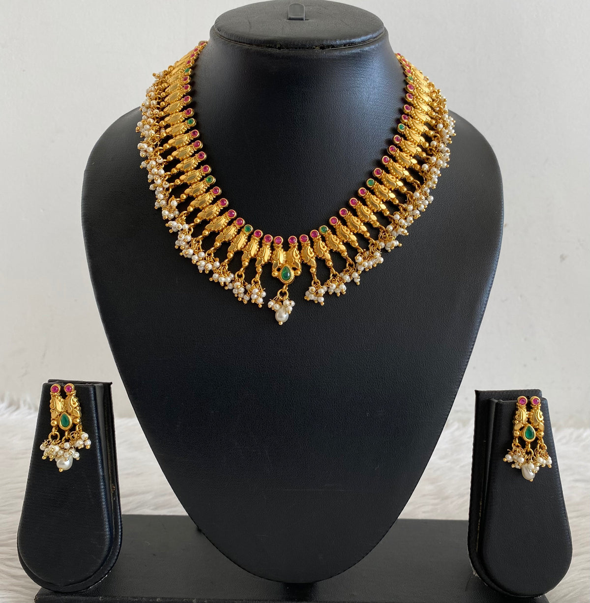 Matte Finish Ruby-emerald Pearl Necklace With Screw Back Earrings -dj13297