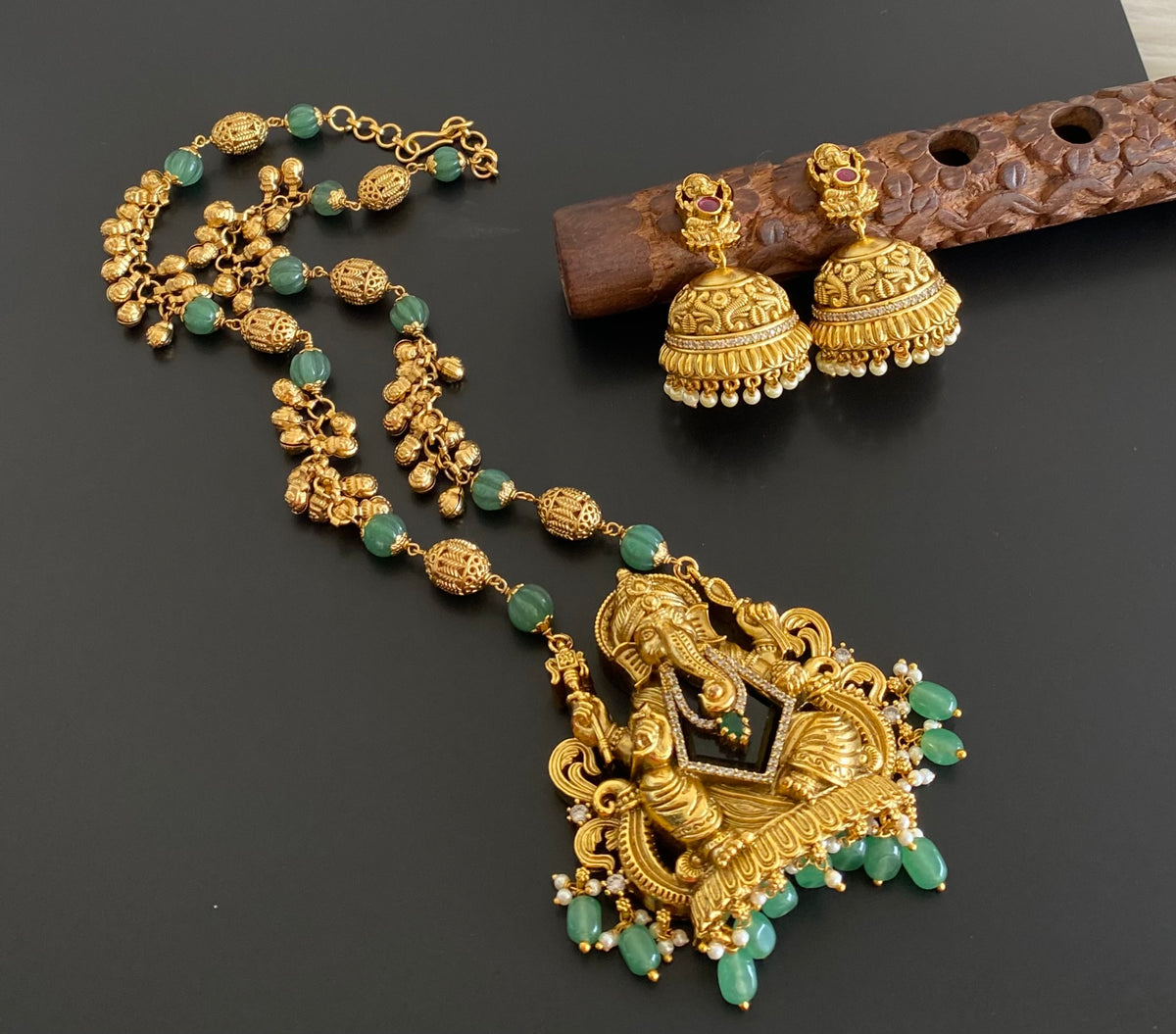 Antique gold tone beaded chain with green stone ganesha pendant set dj-55120
