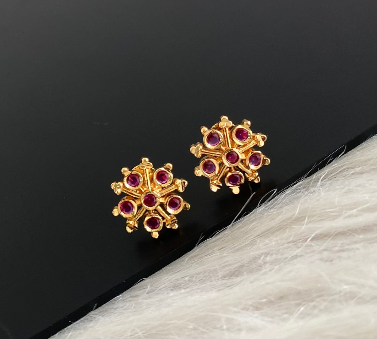 Gold tone rani pink stone flower stud/earrings dj-54901