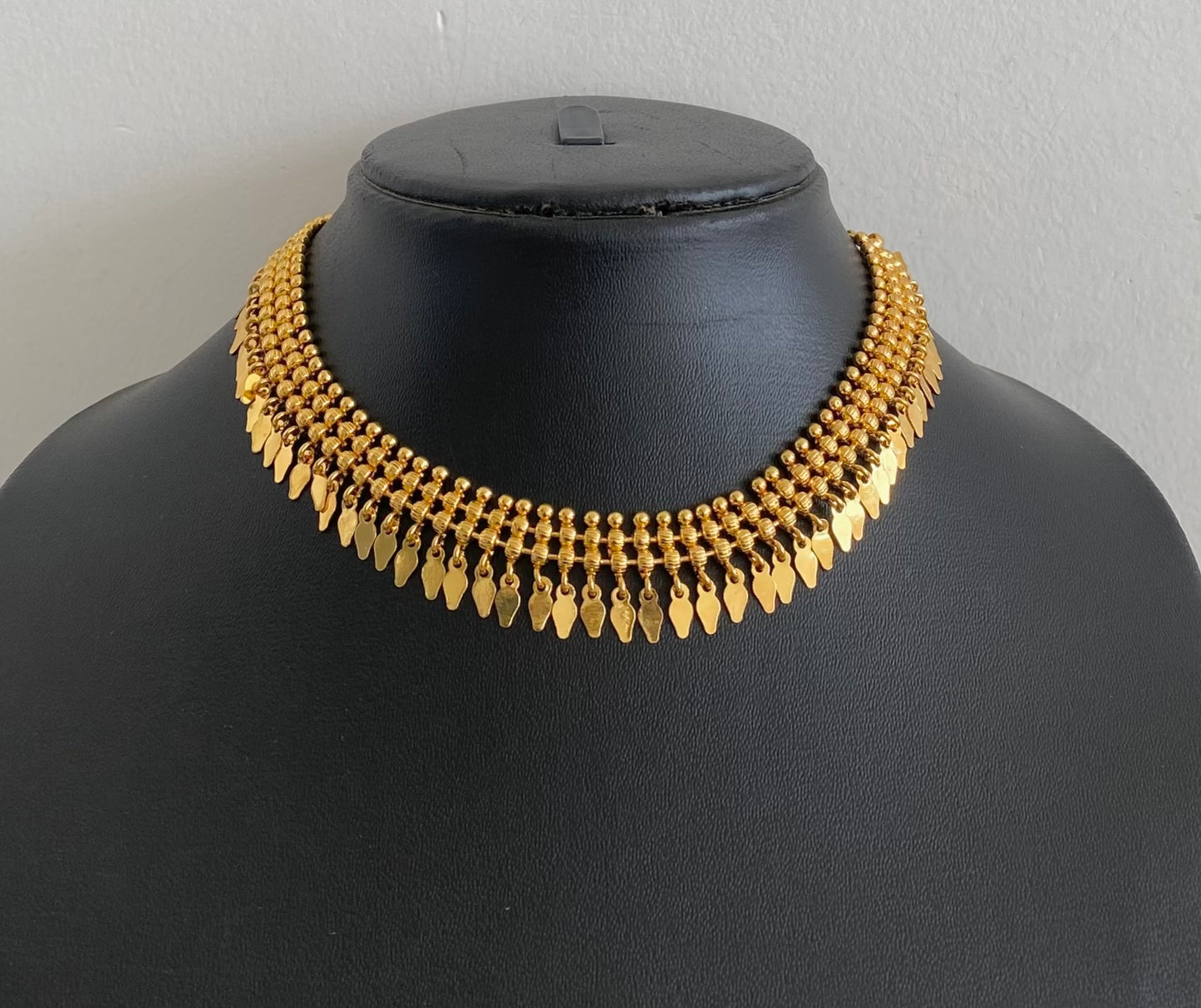 Gold tone elakka thali choker necklace dj-54549