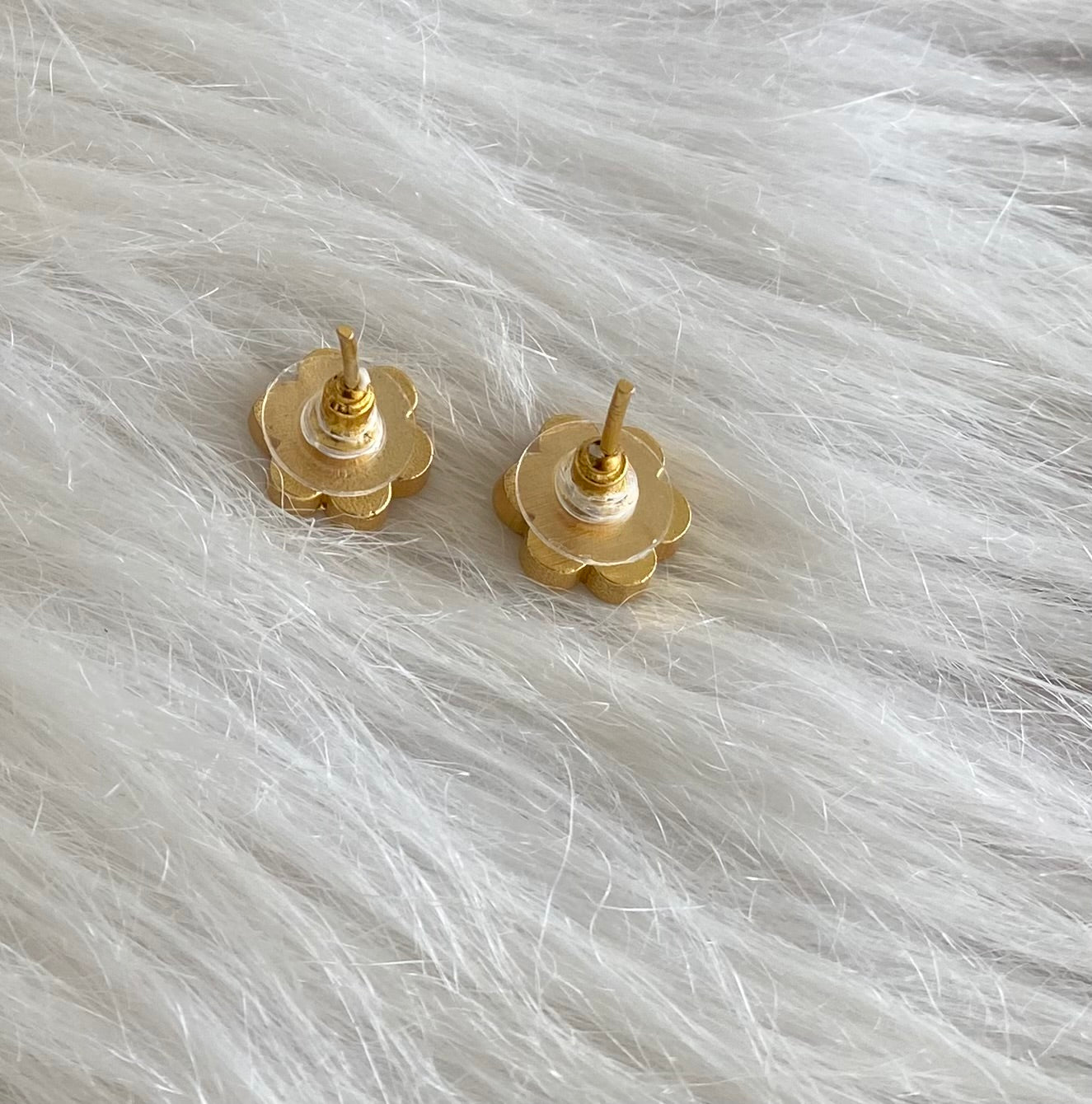 Gold tone kemp-white kundan jadau stud/earrings dj-54574