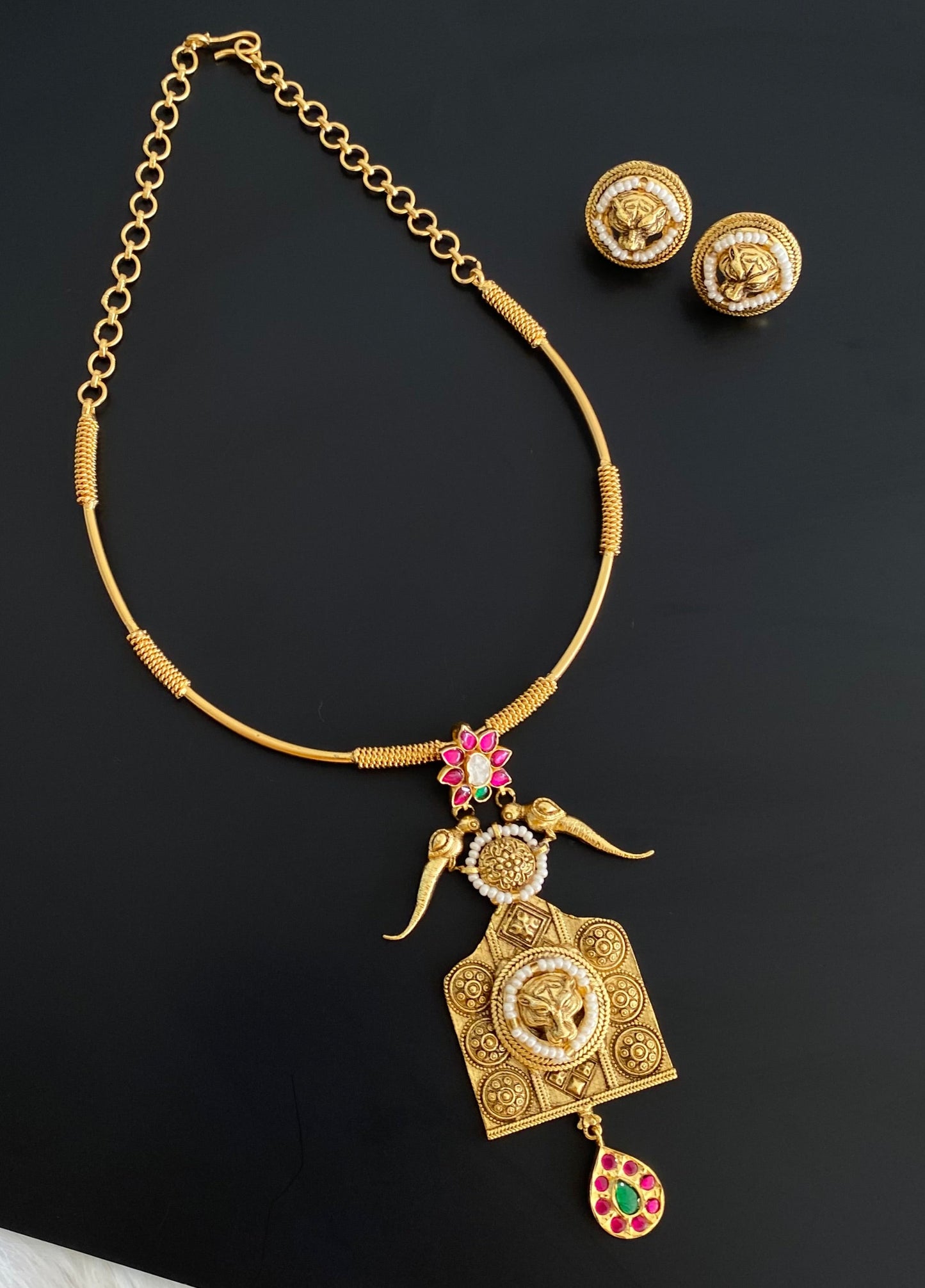 Antique gold tone Kundan jadau lion head pendant hasli necklace set dj-53852