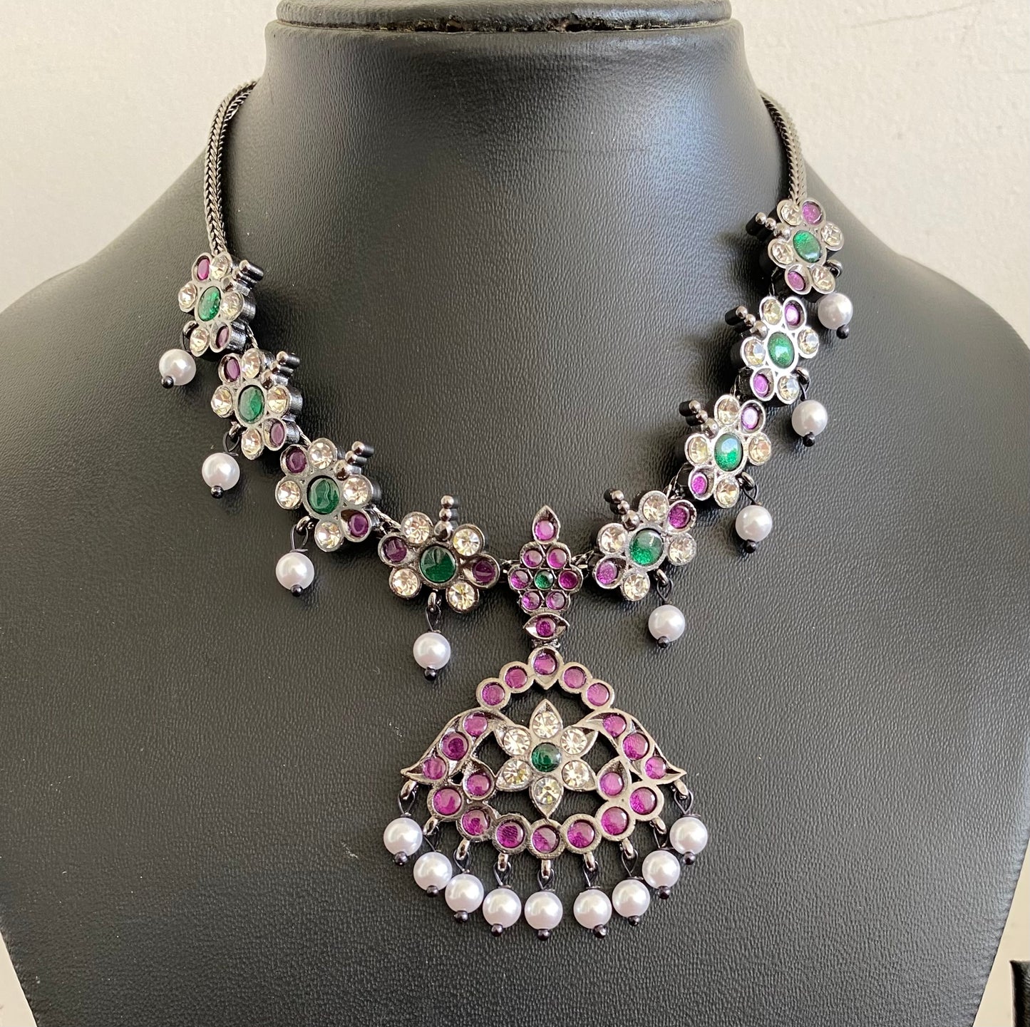 Black finish precious kemp-green-white pearl necklace dj-53243