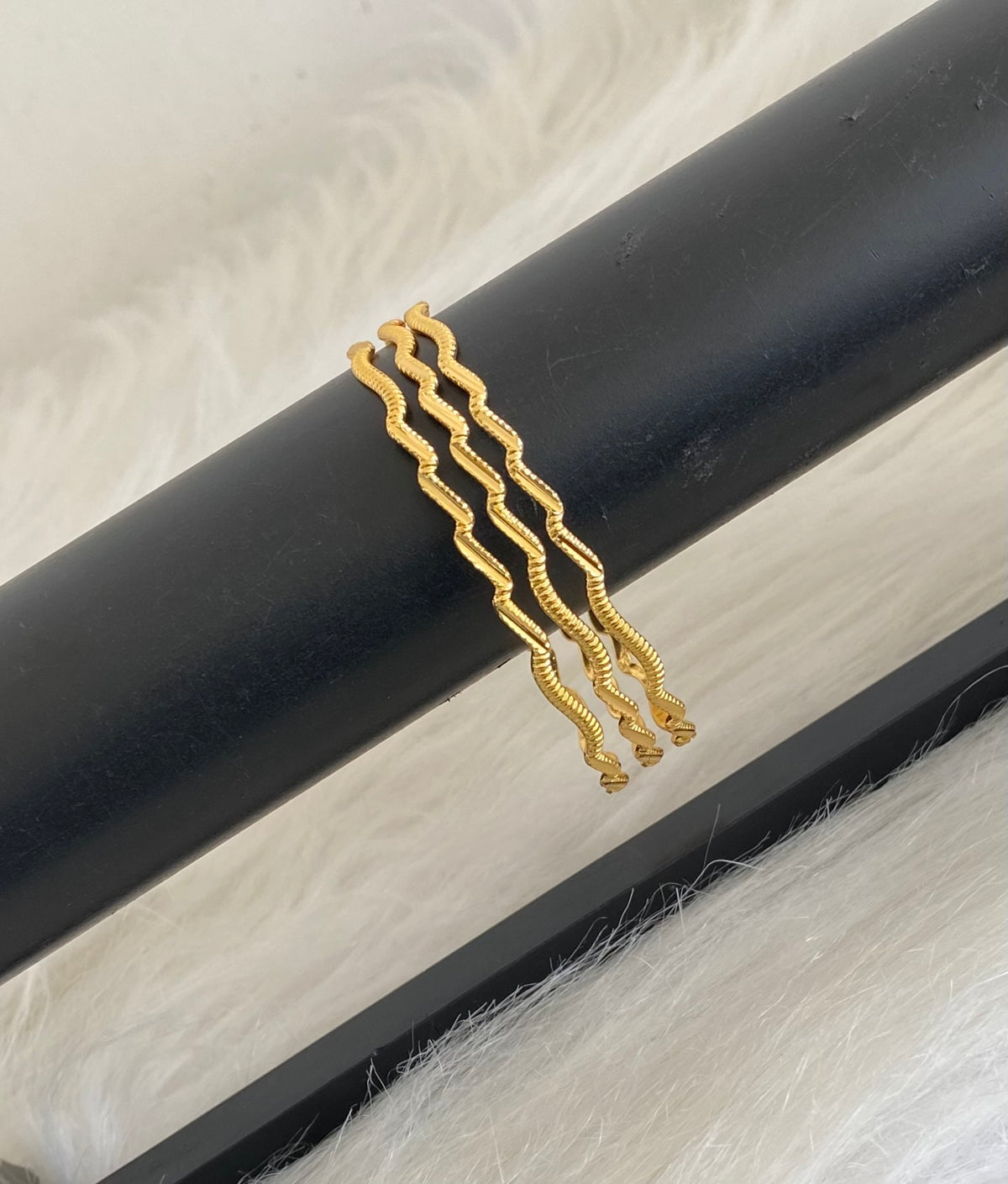 Gold tone set of 3 bangles (2.8) dj-54667